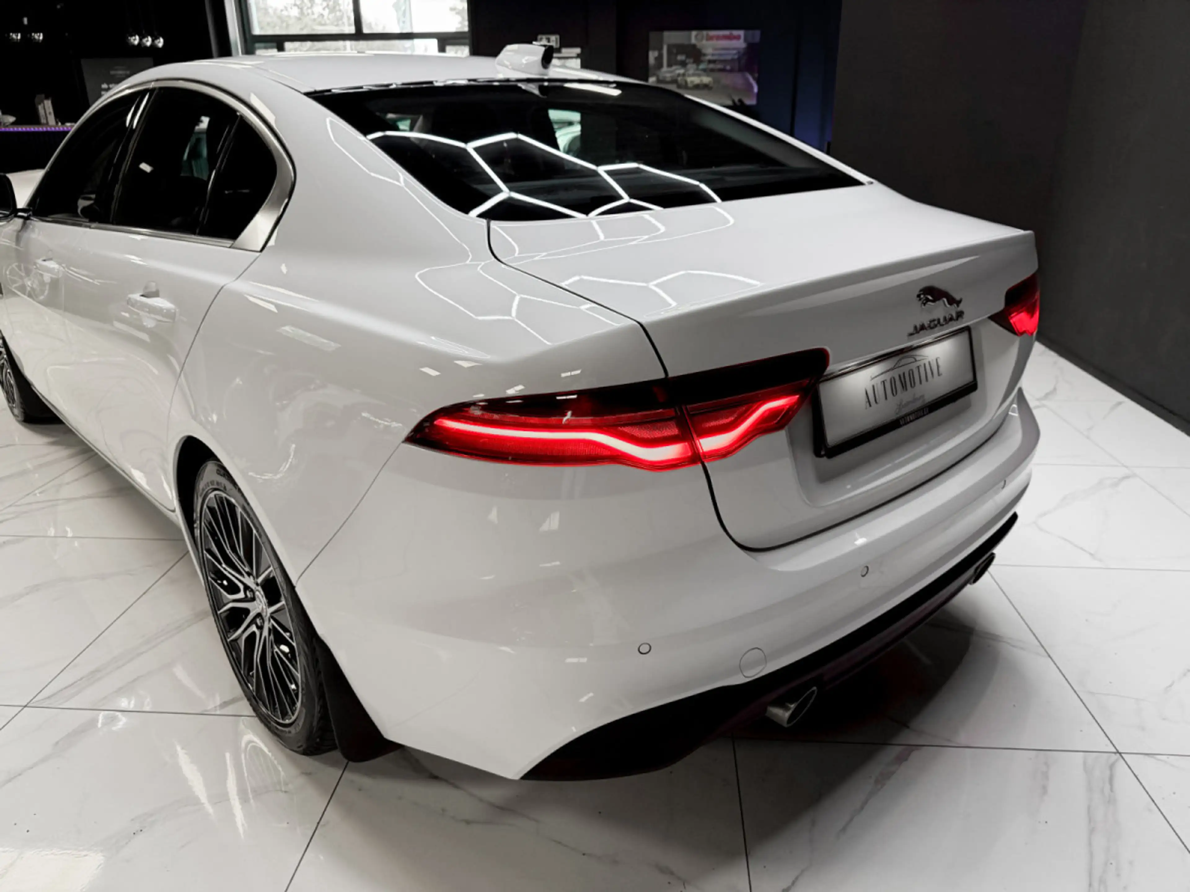 Jaguar XE P300 AWD HSE — photo 9