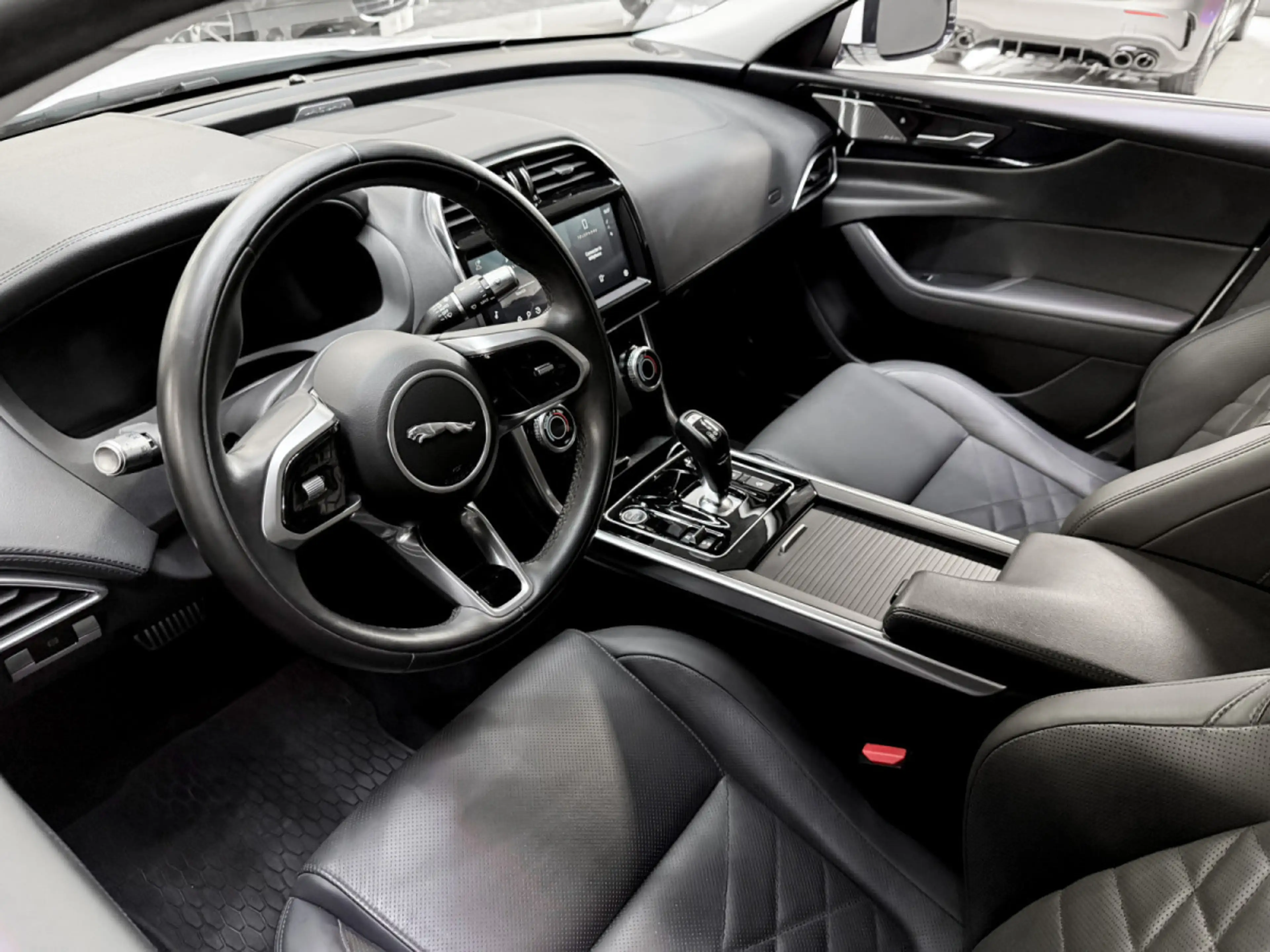 Jaguar XE P300 AWD HSE — photo 14