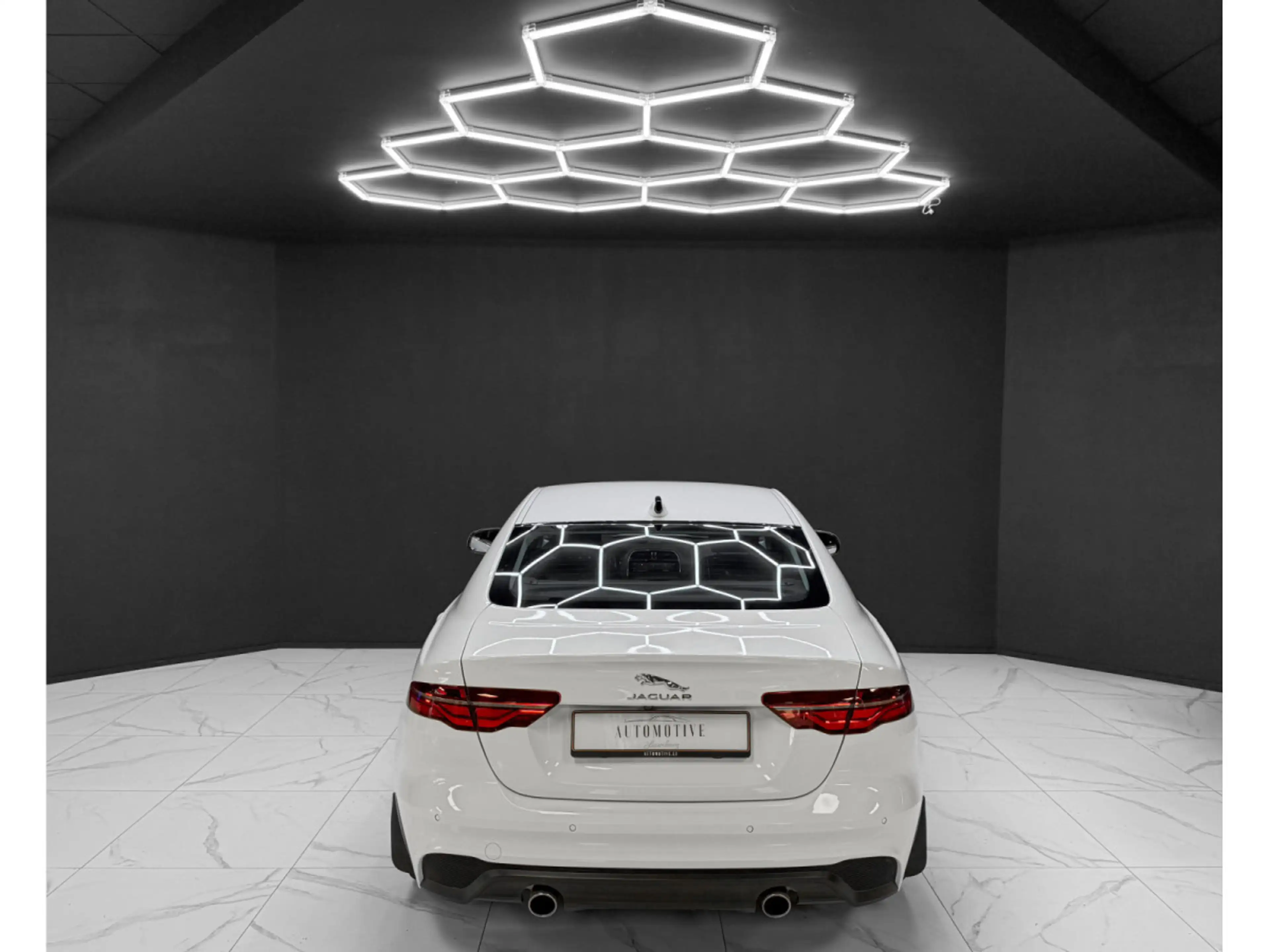Jaguar XE P300 AWD HSE — photo 4