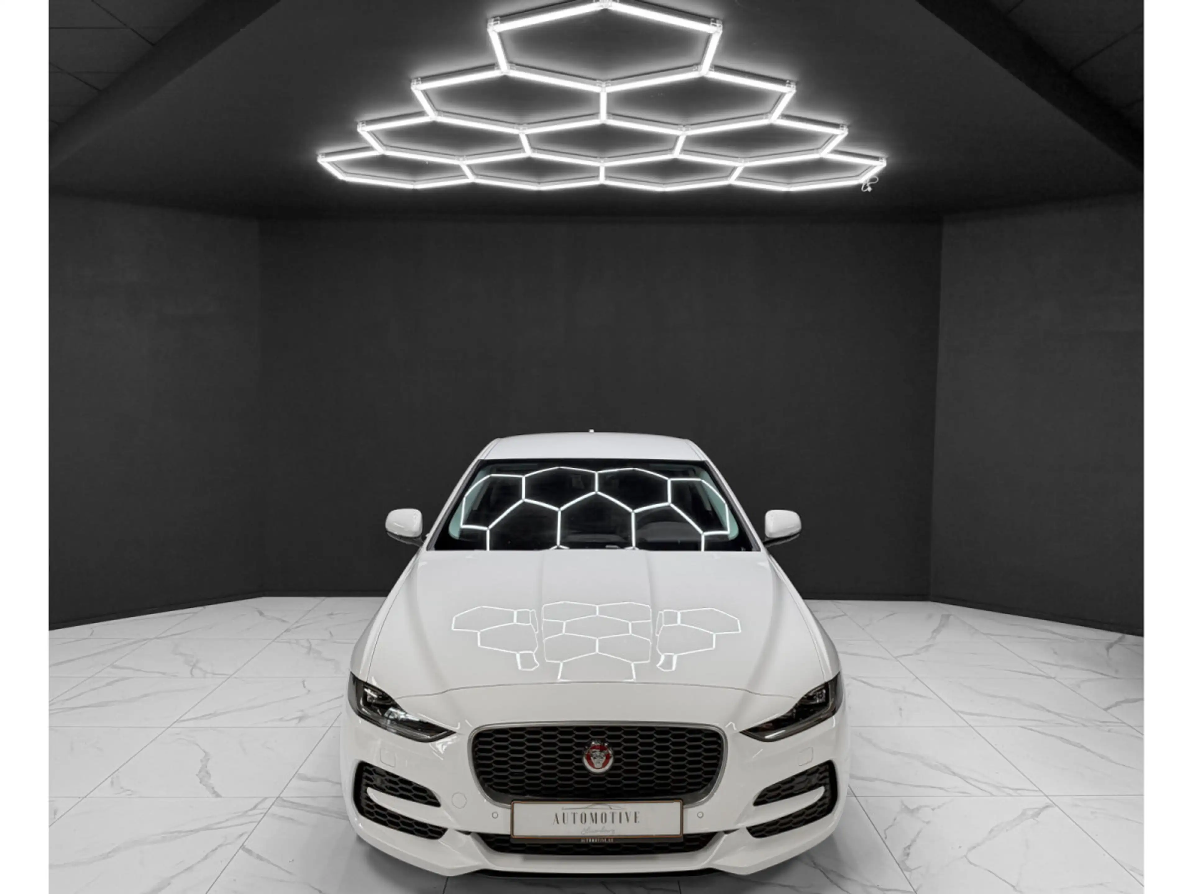 Jaguar XE P300 AWD HSE — photo 8