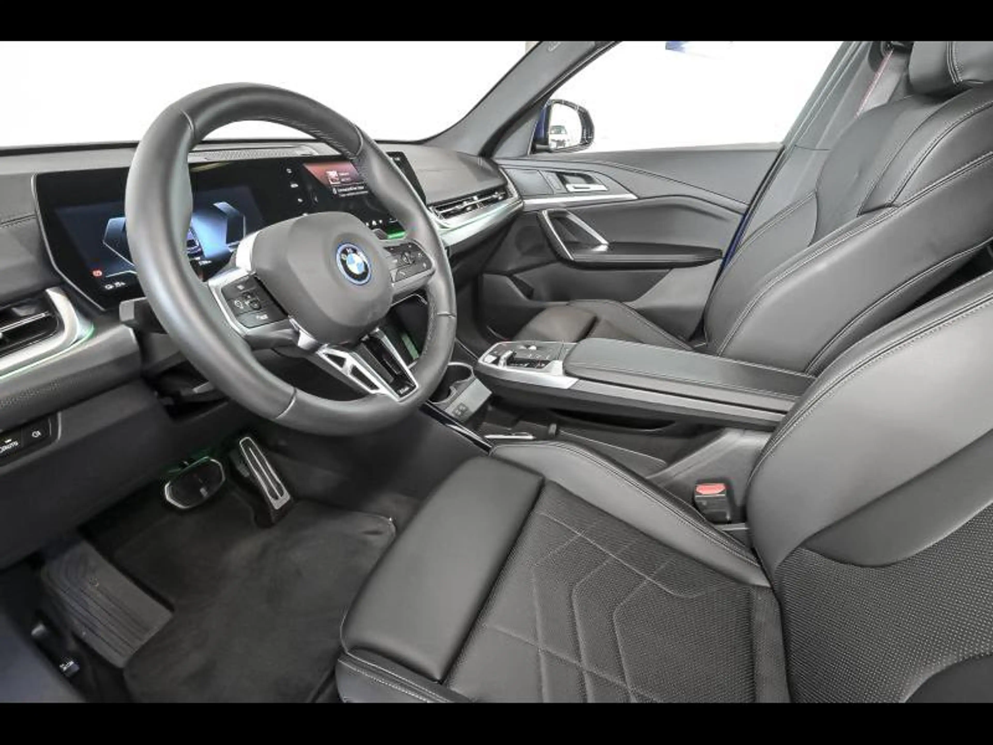BMW iX2 eDrive20 | Msport Pro | Comfort | TH | Pano | Das — photo 6