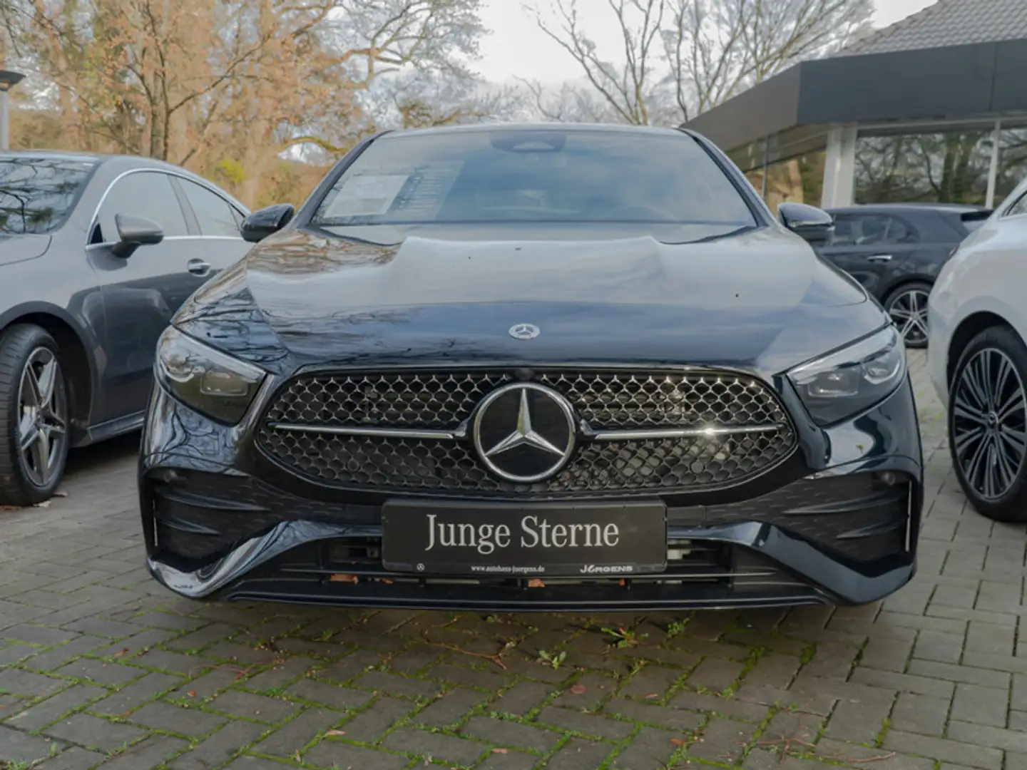 Mercedes-Benz A 220 d AMG-Sport/MLB/Cam/AHK/Night/Distr/Winter Schwarz - 2