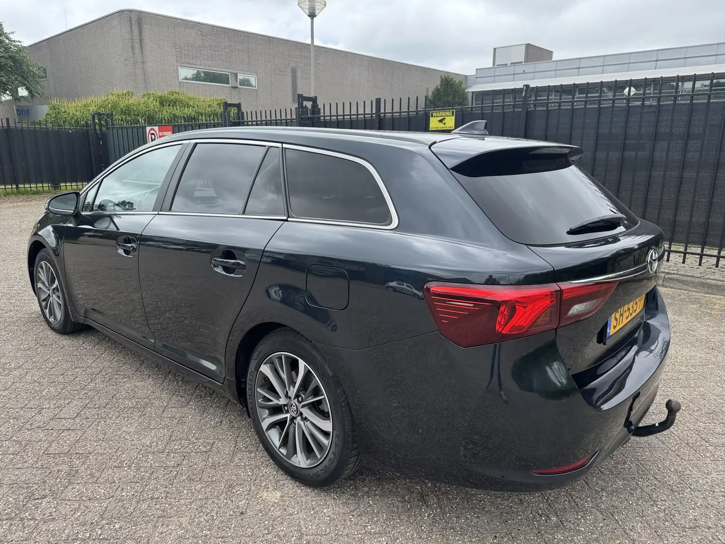 Toyota Avensis Touring Sports 1.8 VVT-i Dynamic Leer/Navi/Panoram Zwart - 2