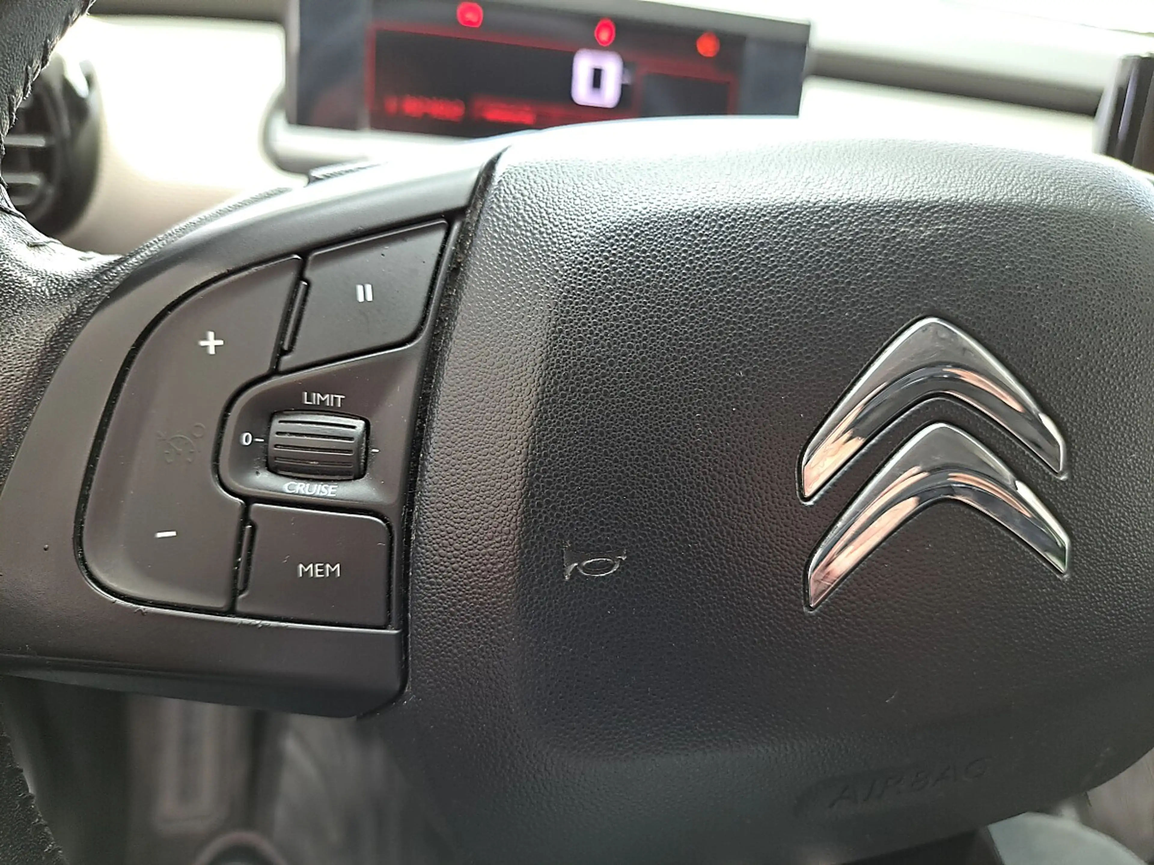 Citroen C4 Cactus 1,2 e-THP 110 Shine — photo 12