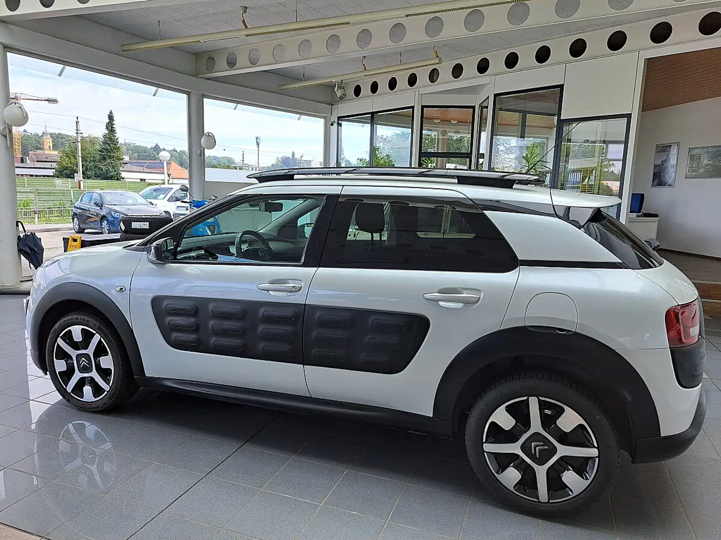 Citroen C4 Cactus 1,2 e-THP 110 Shine „Vermittlungsverkauf“ Weiß - 2