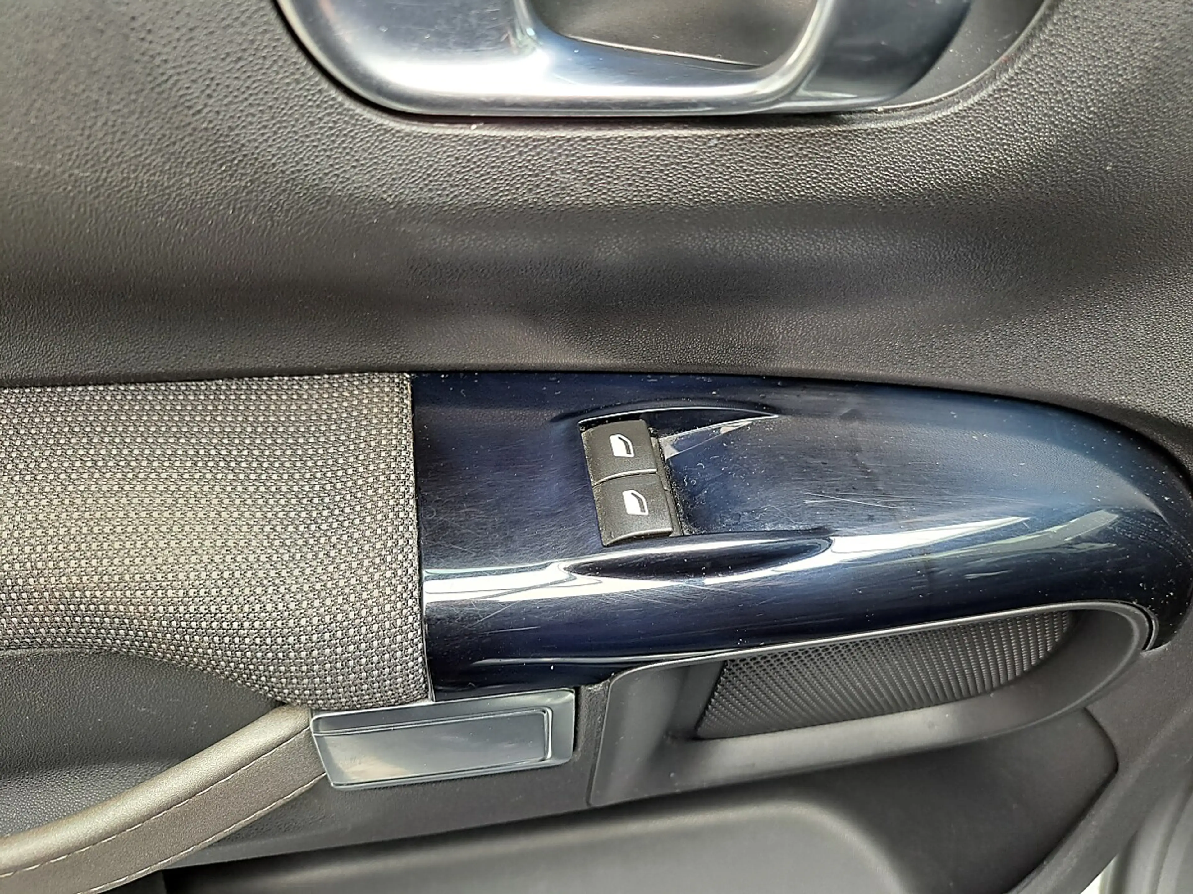 Citroen C4 Cactus 1,2 e-THP 110 Shine — photo 8