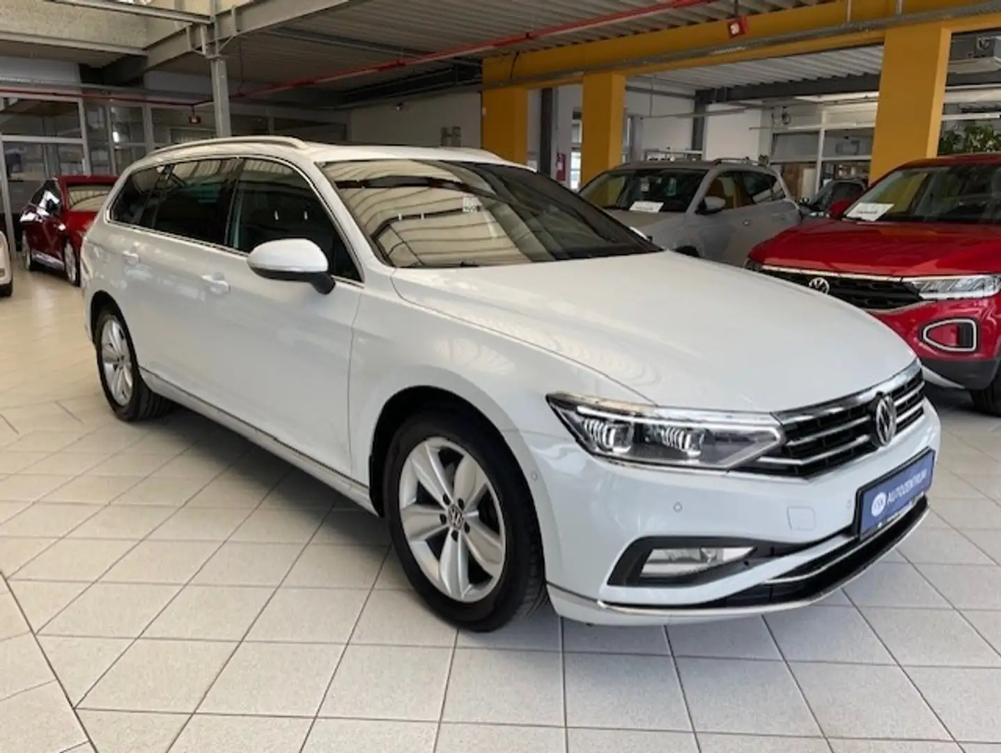Volkswagen Passat Variant 2.0 TDI Elegance DSG AHK STHZG IQ ACC NAVI Wit - 2