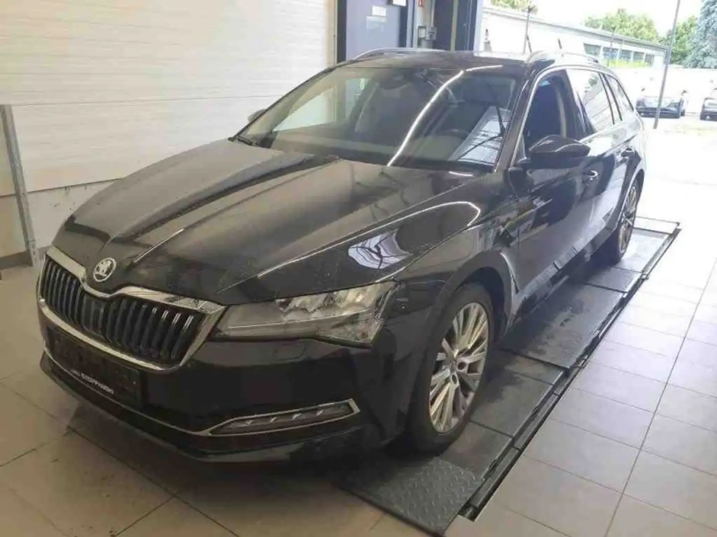 Skoda Superb Combi 2.0 TDI DSG Style Schwarz - 2