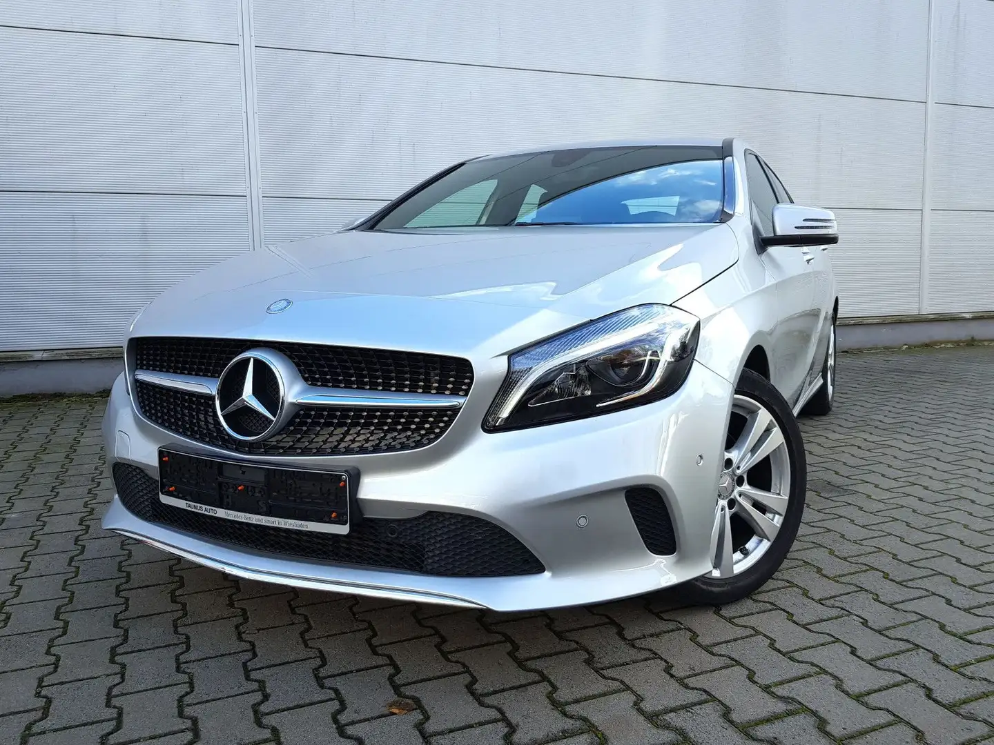 Mercedes-Benz A 200 A -Klasse BlueEfficiency+Navi+Teilleder+Autom. Silber - 2