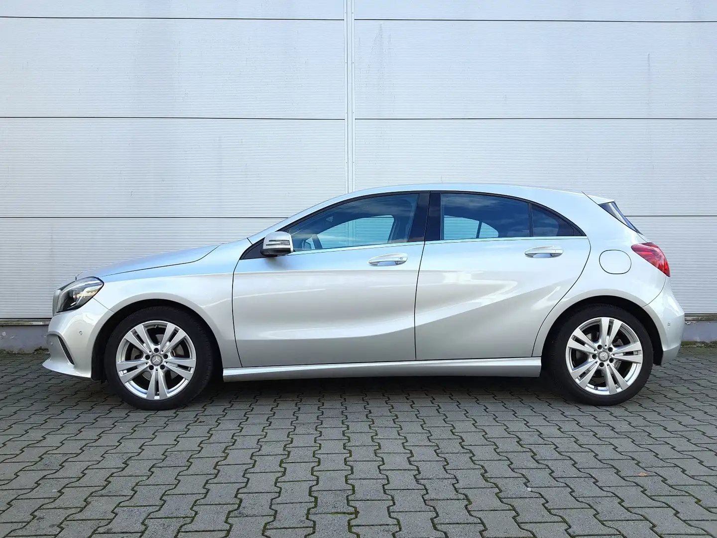 Mercedes-Benz A 200 A -Klasse BlueEfficiency+Navi+Teilleder+Autom. Silber - 1