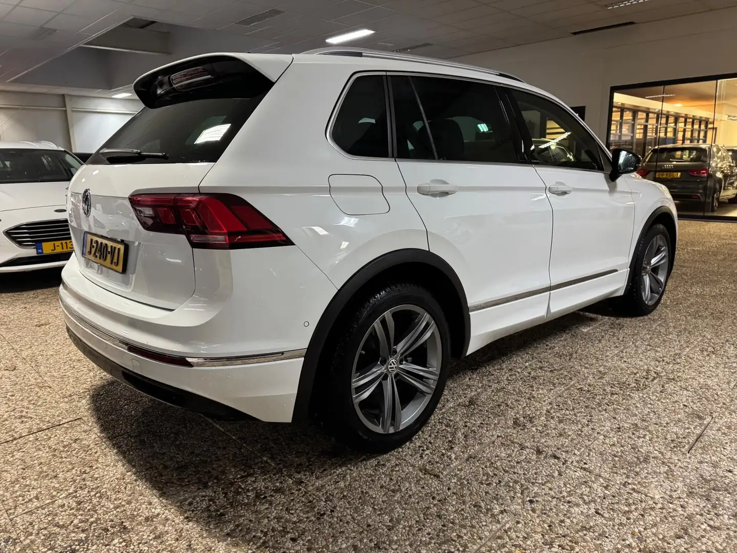 Volkswagen Tiguan 1.5 TSI ACT Highline Business Rline Automaat | Air Weiß - 2