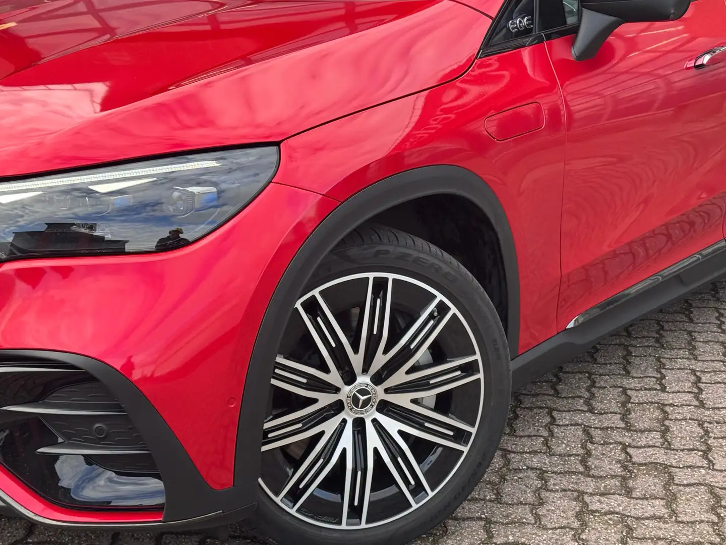 Mercedes-Benz EQE SUV 500 4-Matic AMG Line | Achterasbesturing | Distron Rood - 2