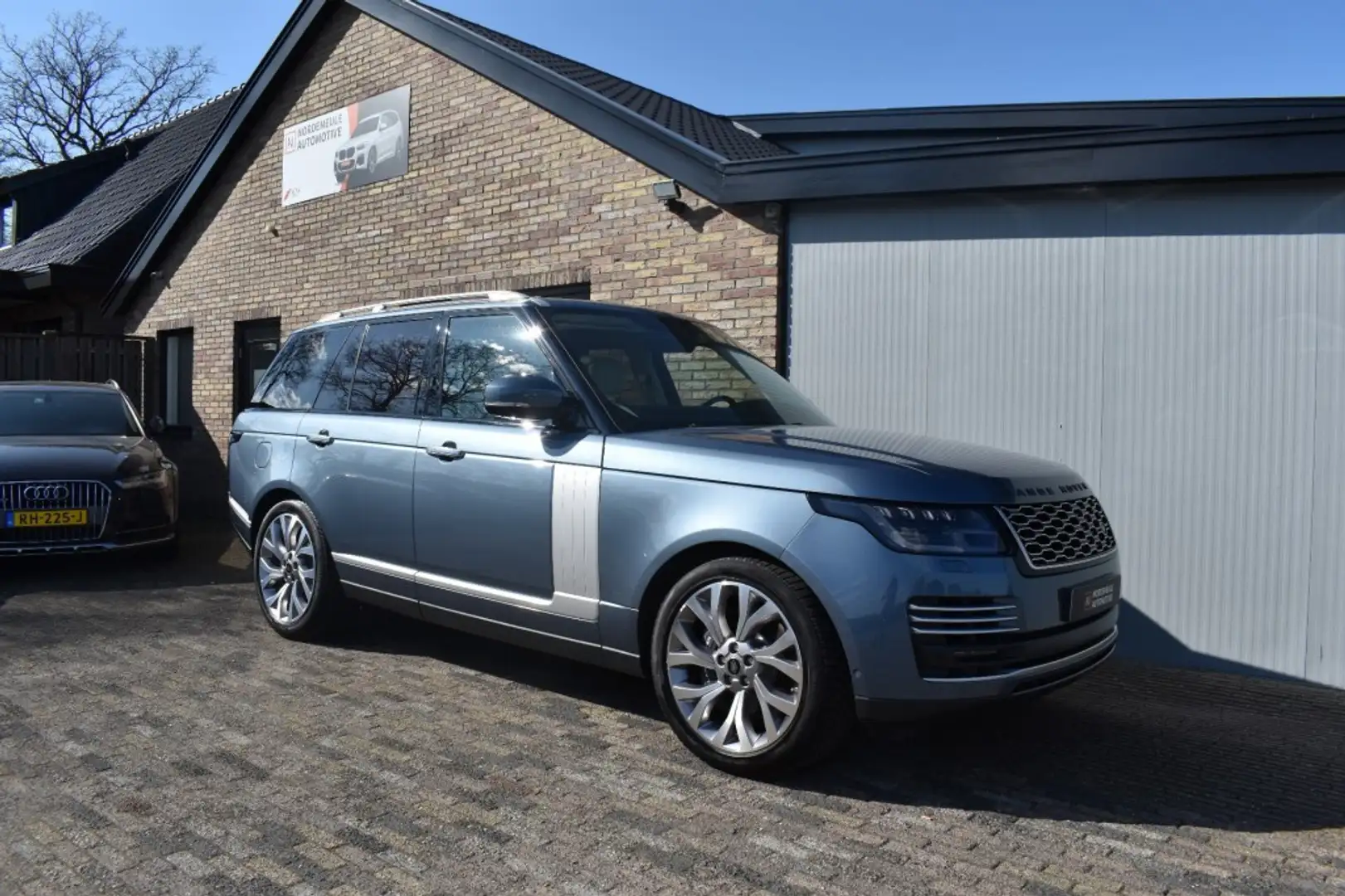 Land Rover Range Rover 2.0 P400E AUTOBIOGR. Pano, Lane, Luchtvering Grijs - 2