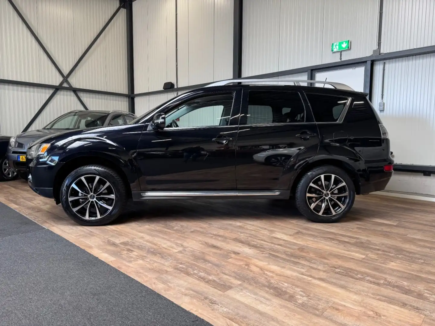 Mitsubishi Outlander 2.0 Intro Edition / AUT / LEDER / NAVI / CAMERA / Noir - 2