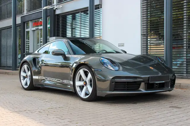 Porsche 911 view 3
