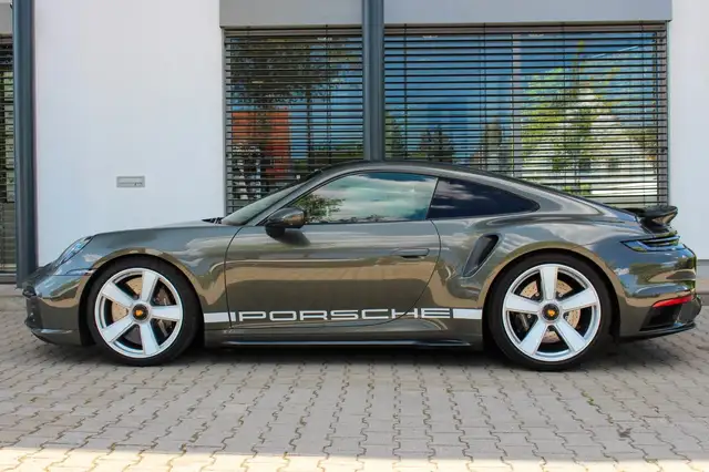 Porsche 911 view 8