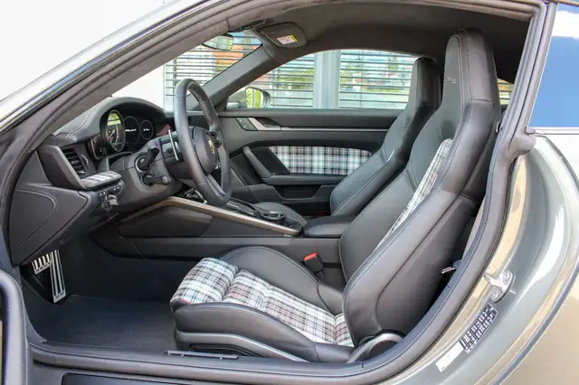 Porsche 911 view 10
