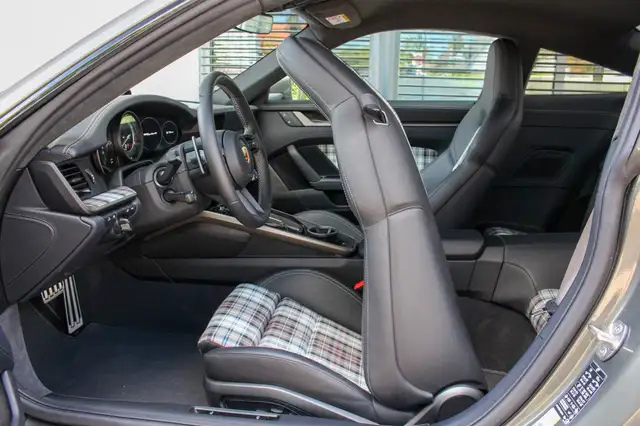 Porsche 911 view 14