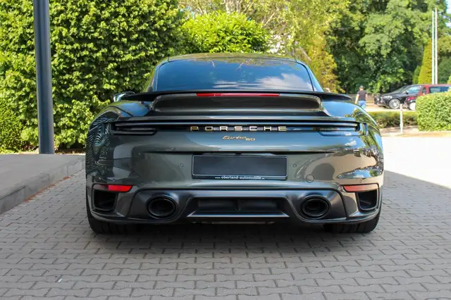 Porsche 911 view 6