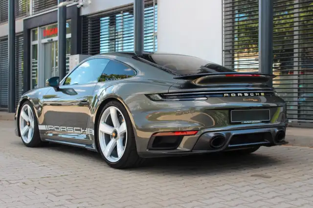 Porsche 911 view 7