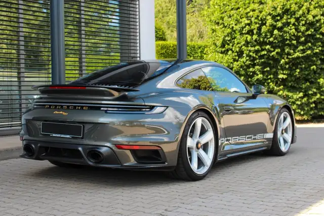 Porsche 911 view 5