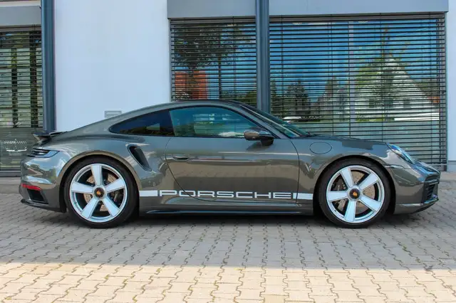 Porsche 911 view 4