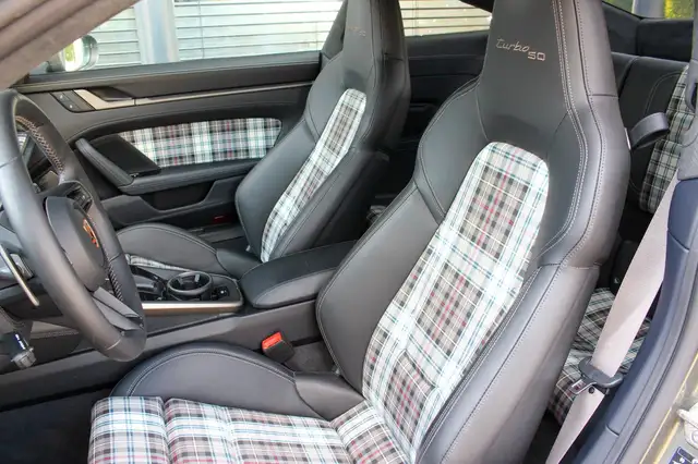 Porsche 911 view 11