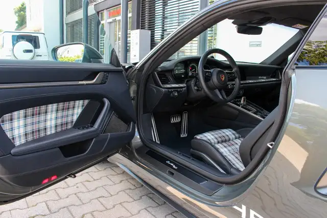Porsche 911 view 9