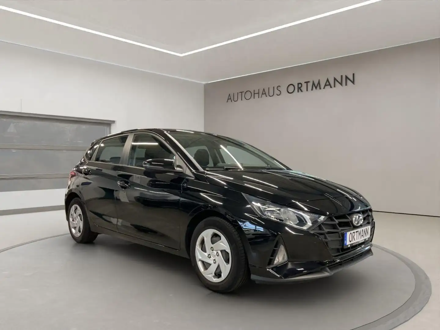 Hyundai i20 1.2 Benzin "Select" 2WD 5-Gang Zwart - 1
