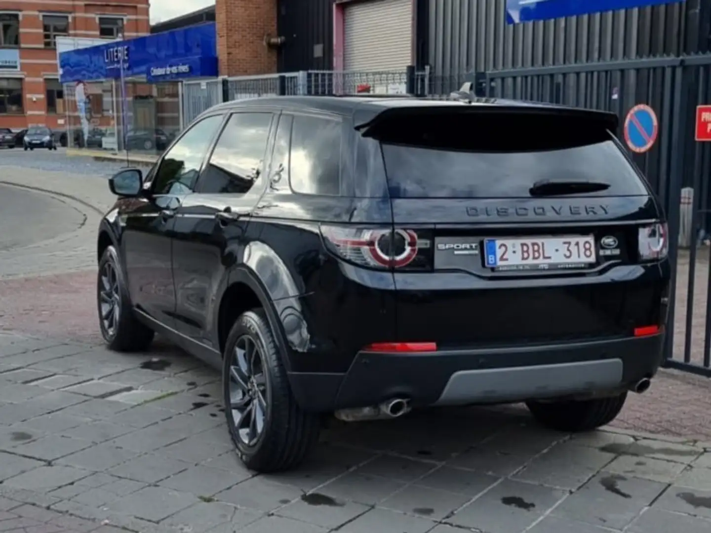 Land Rover Discovery Sport 2.0 TD4 E-Capability HSE Luxury Zwart - 2