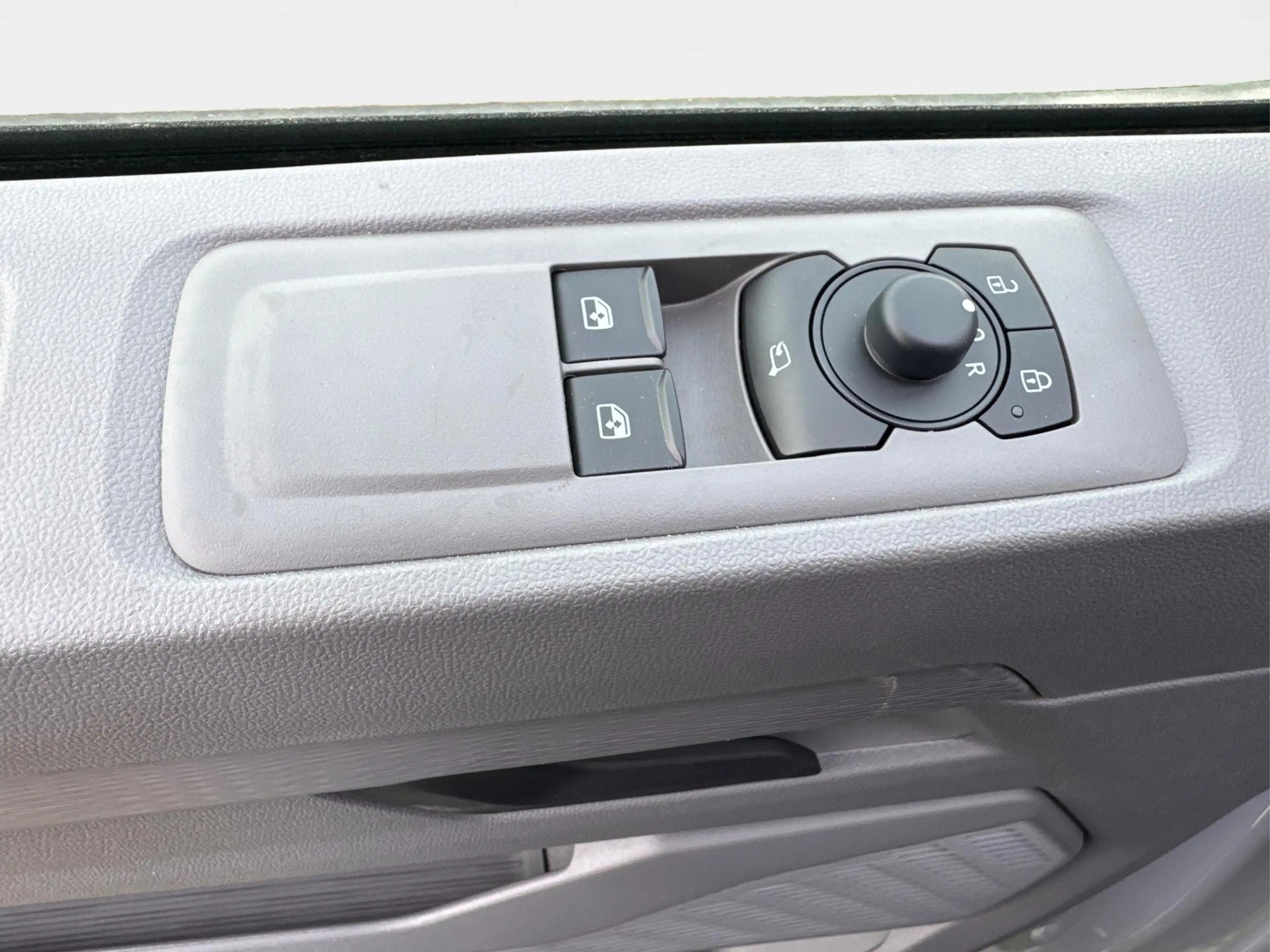 Volkswagen T7 Caravelle Basis KR+SHZ+9-Sitzer+AHK+GJR+KLIMAAUT.+KAMERA+... — photo 14