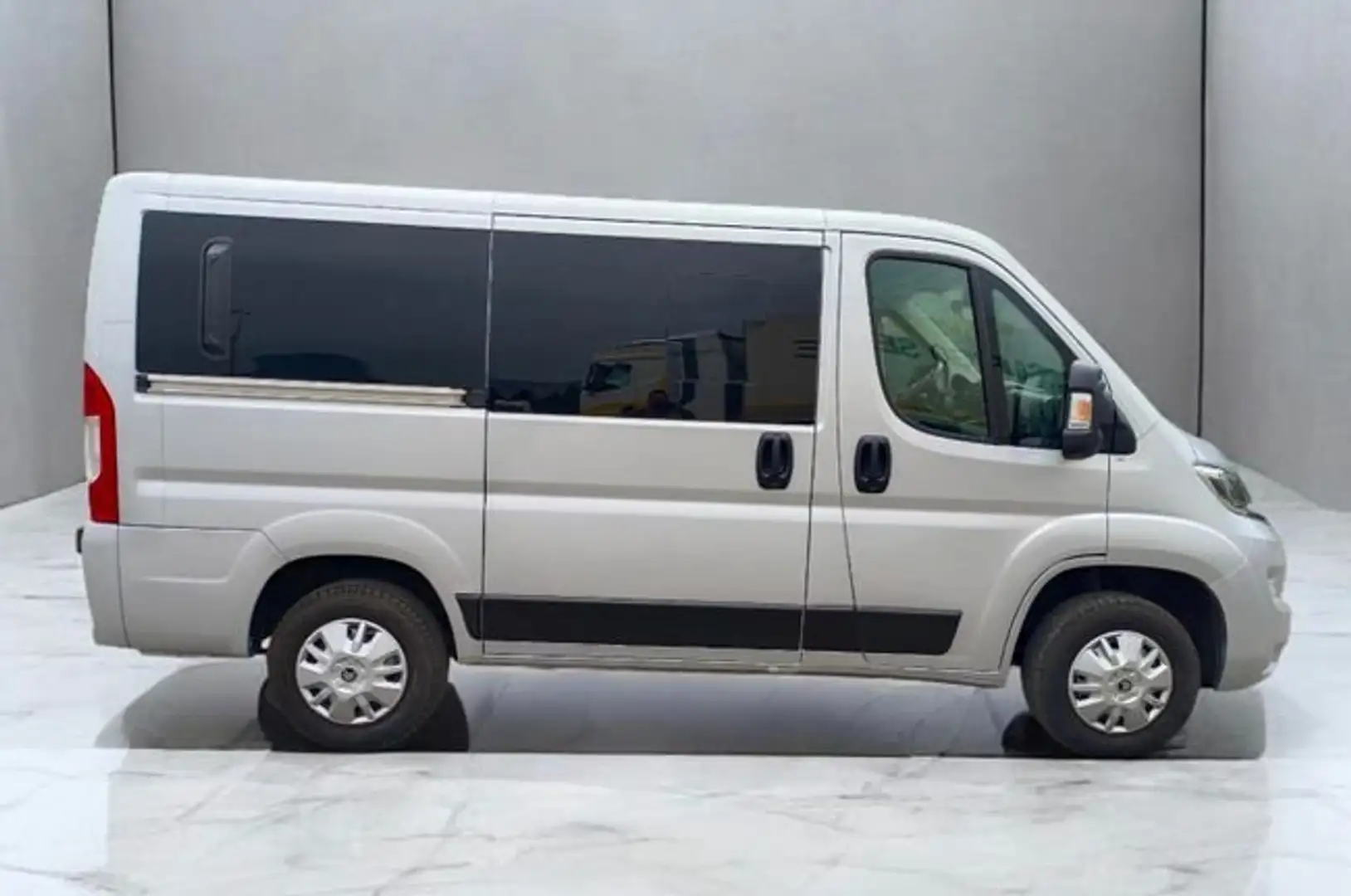 Citroen Jumper BLUEHDI 130cv 9 PLAZAS. Plateado - 2