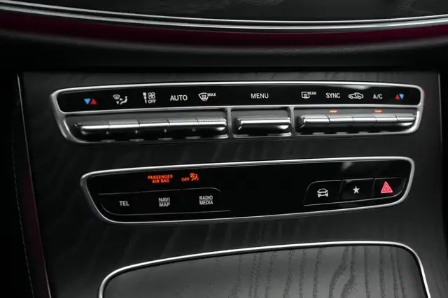 Mercedes-Benz 220 view 14