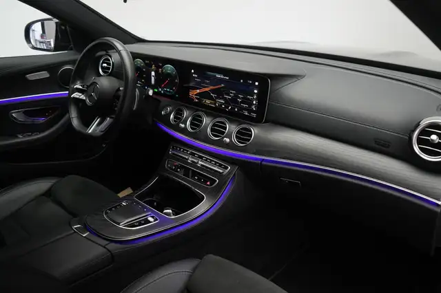 Mercedes-Benz 220 view 7