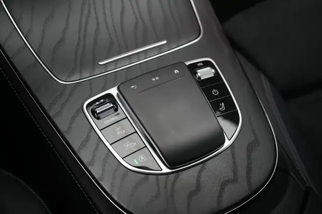 Mercedes-Benz 220 view 15