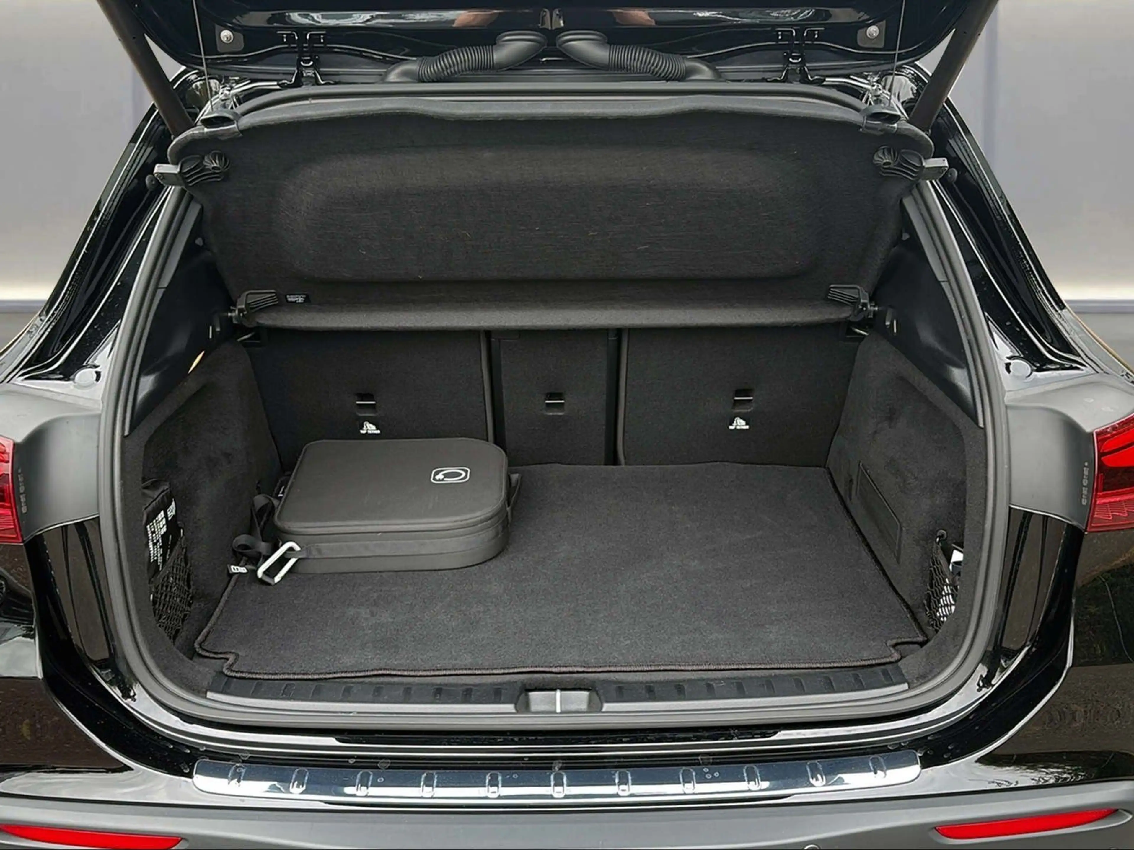 Mercedes-Benz EQA 300 4M AMG AHK PAN-DACH 360° MEMORY DAB HFA — photo 8