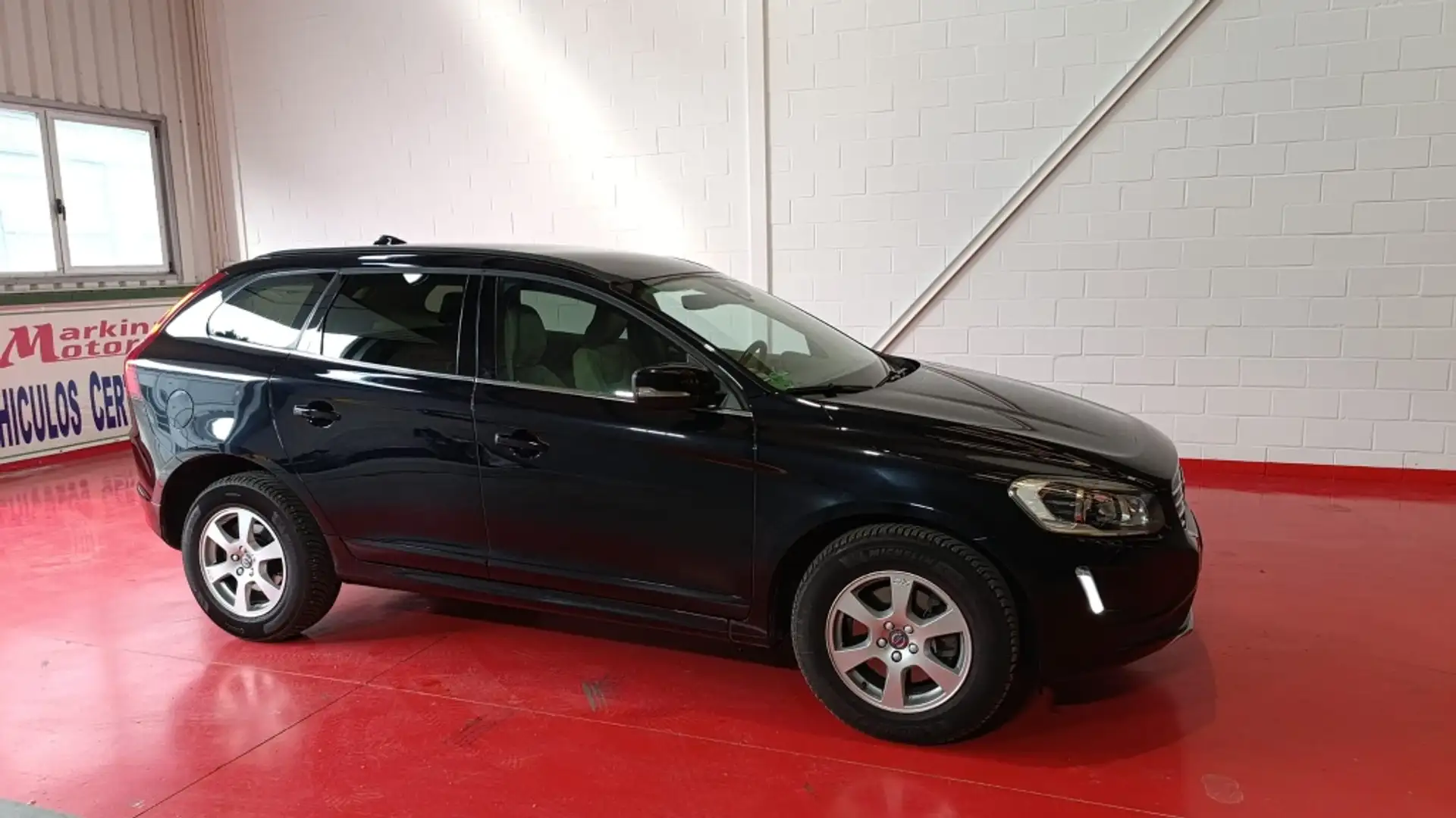 Volvo XC60 D4 Kinetic Aut. 181 Negru - 2
