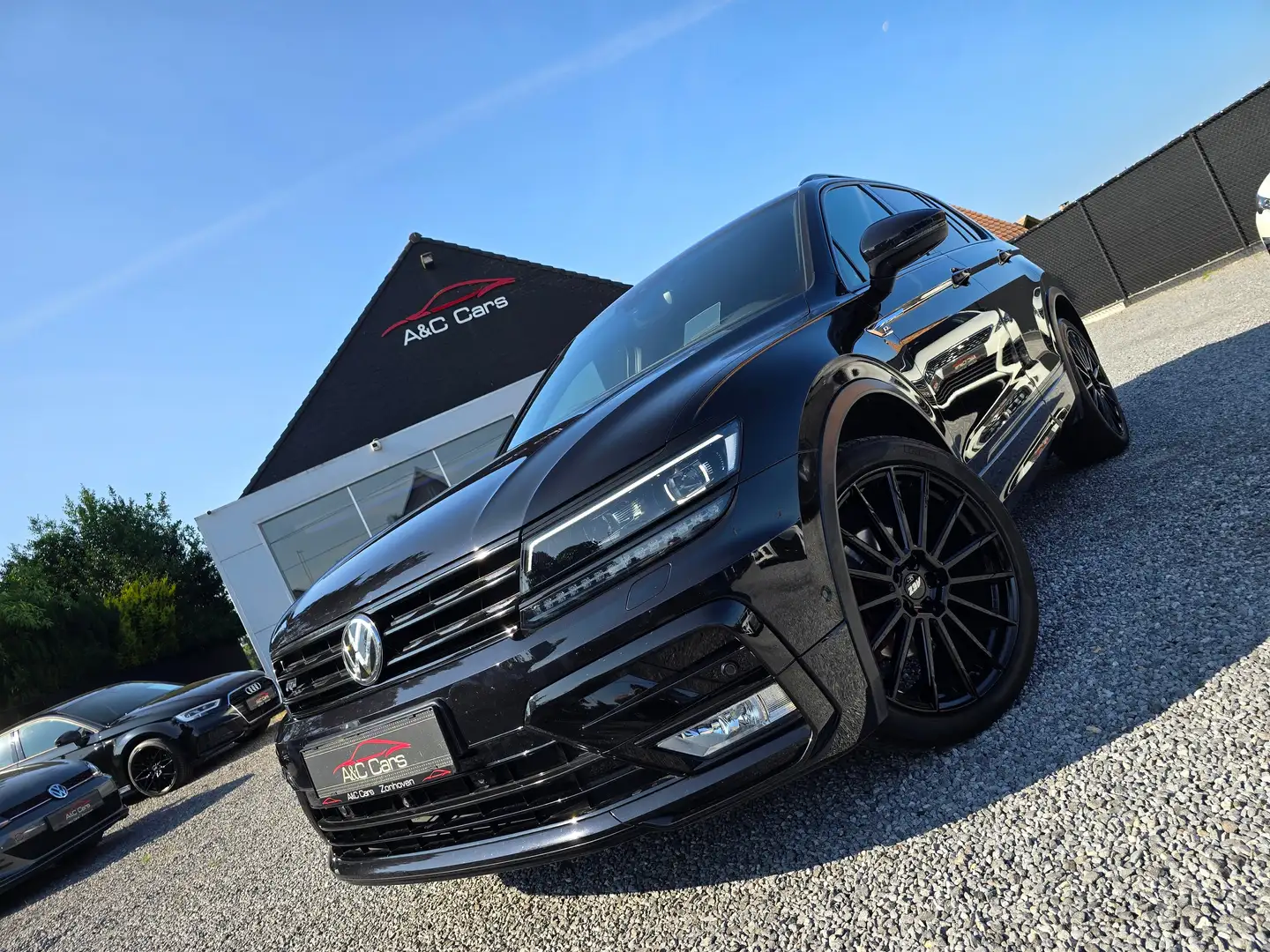 Volkswagen Tiguan 2.0Tdi- R-Line - 4Motion - DSG - 20INCH Zwart - 1