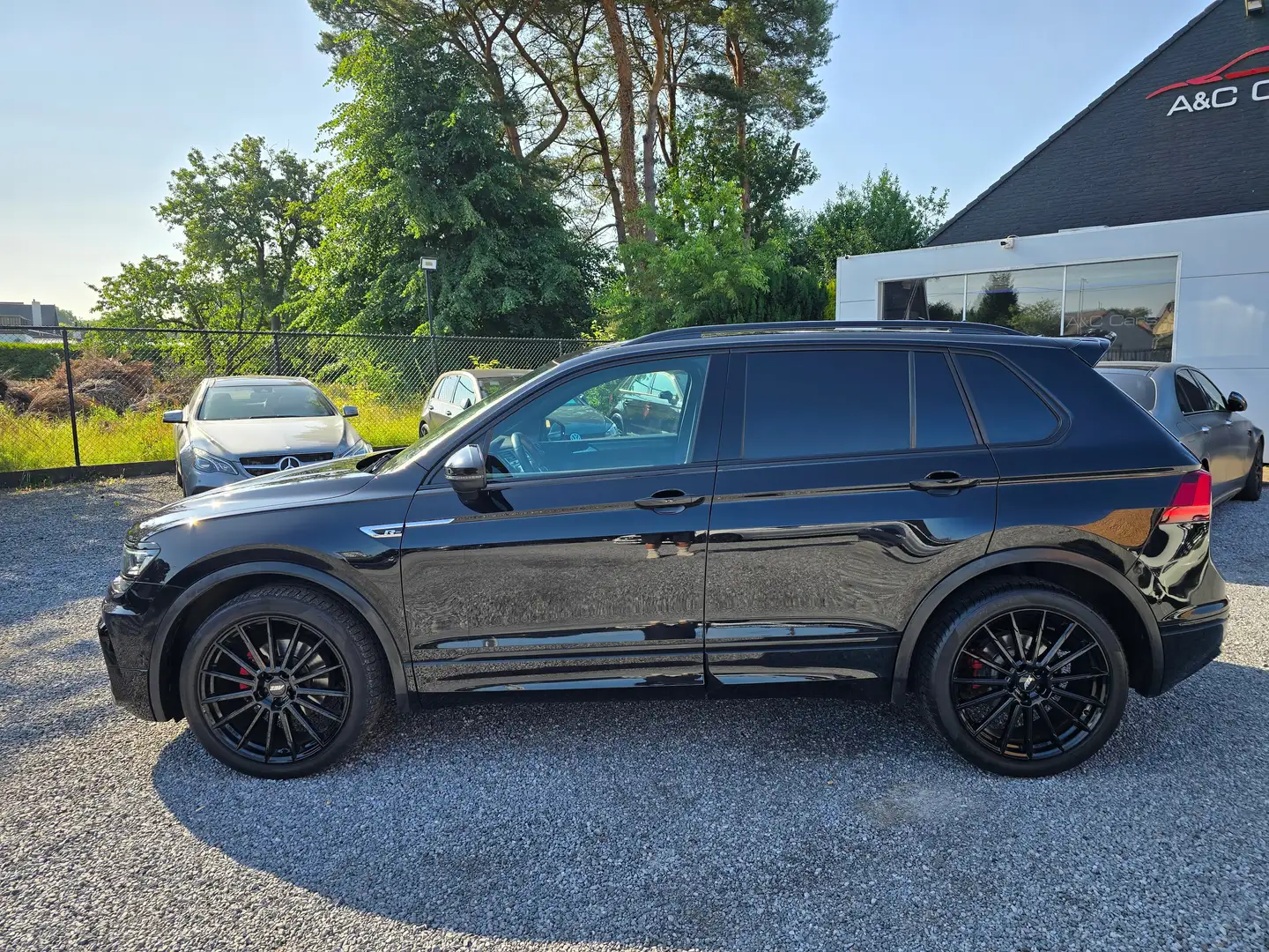 Volkswagen Tiguan 2.0Tdi- R-Line - 4Motion - DSG - 20INCH Zwart - 2