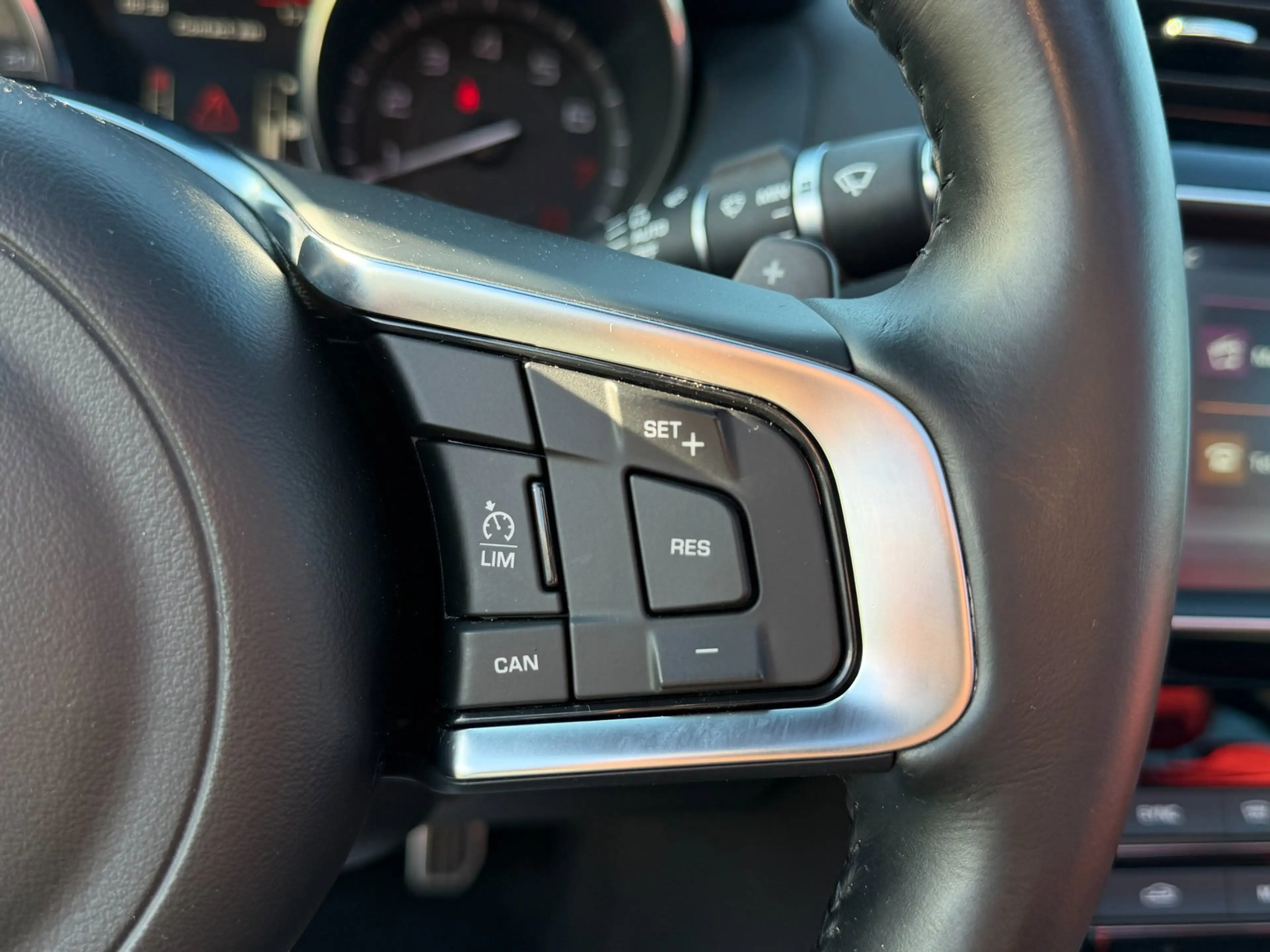 Jaguar XE 3.0 S 340PK V6 Supercharged 2016 Pano — photo 28