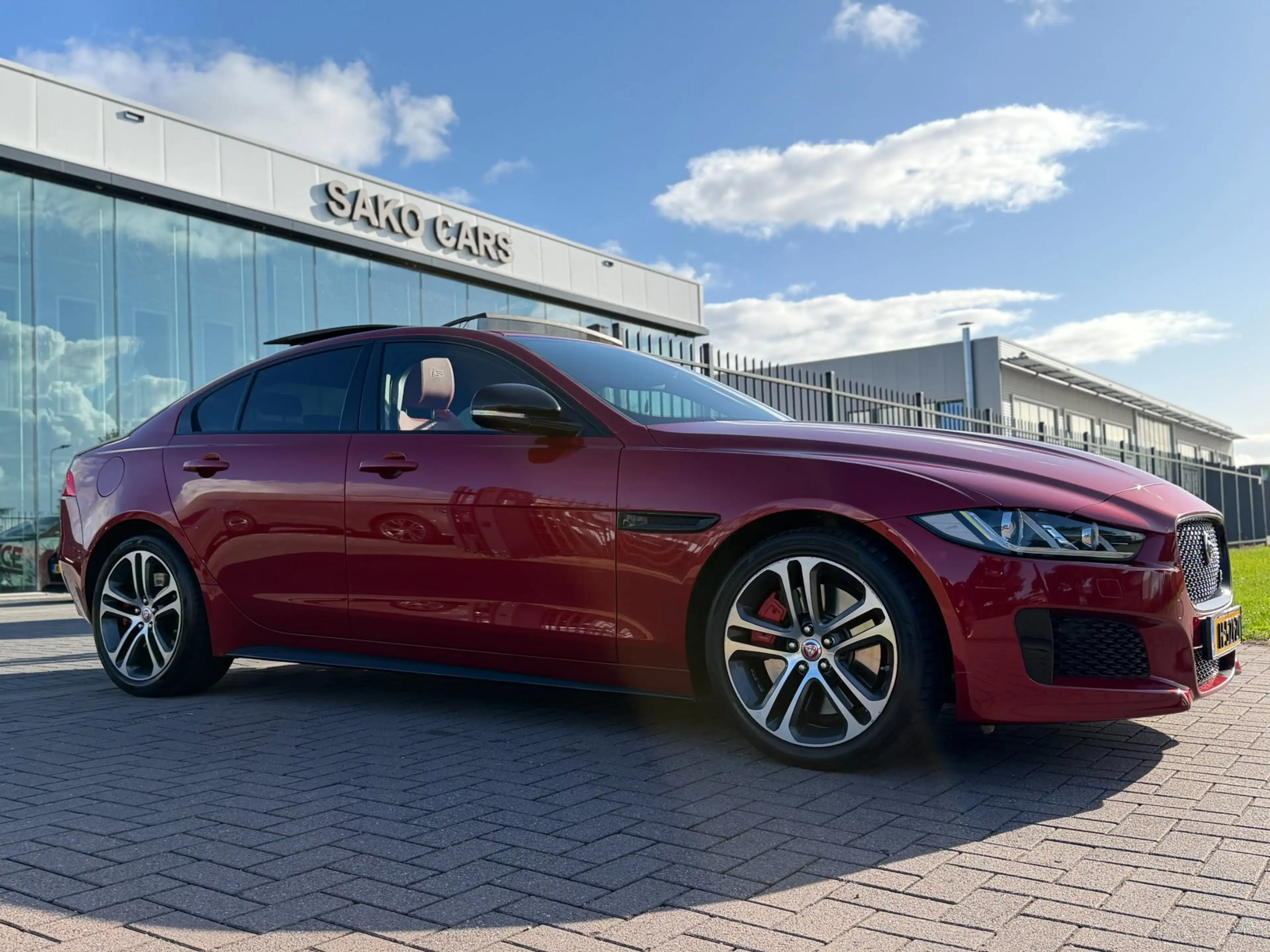 Jaguar XE 3.0 S 340PK V6 Supercharged 2016 Pano — photo 4