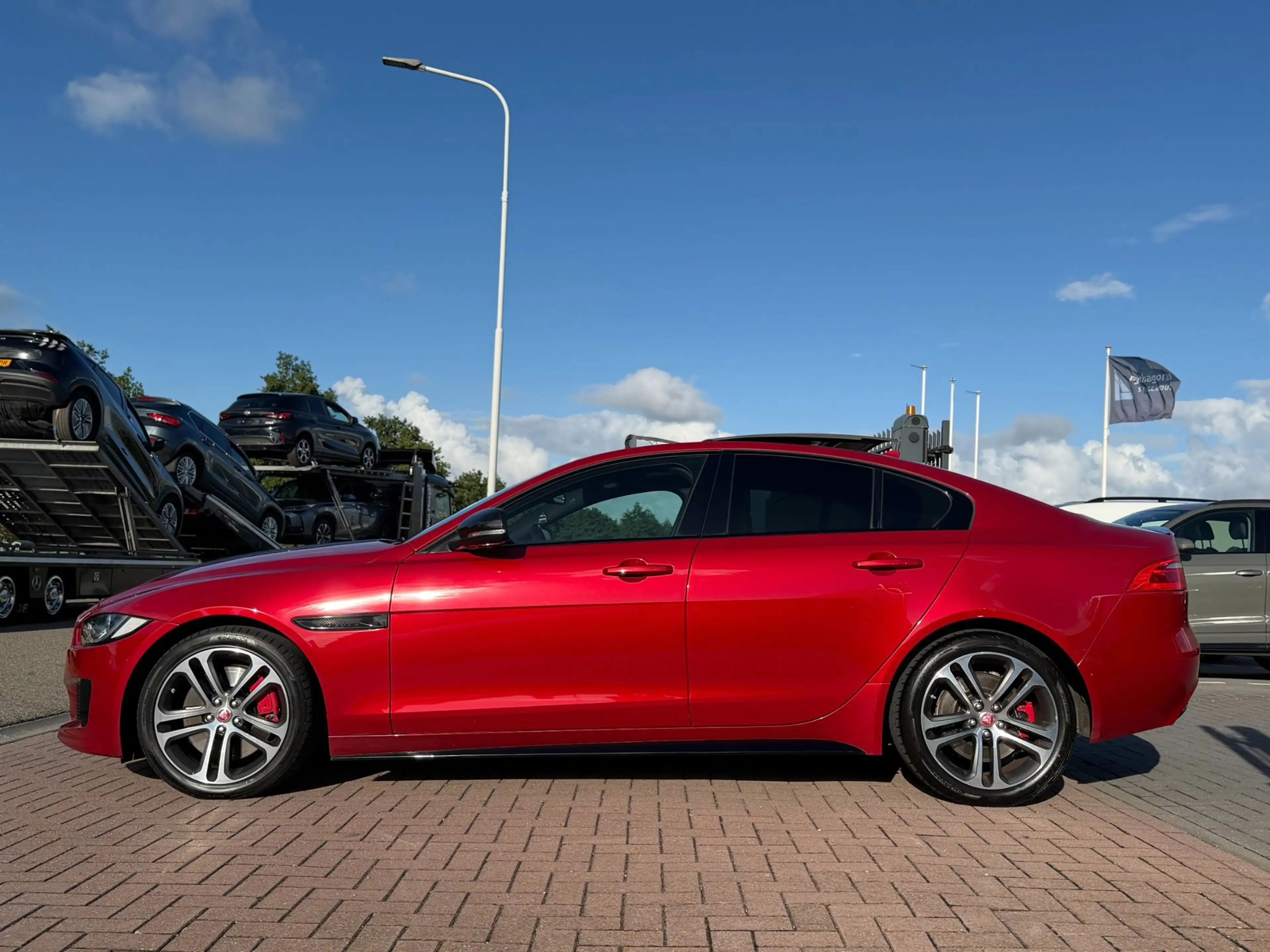 Jaguar XE 3.0 S 340PK V6 Supercharged 2016 Pano — photo 9