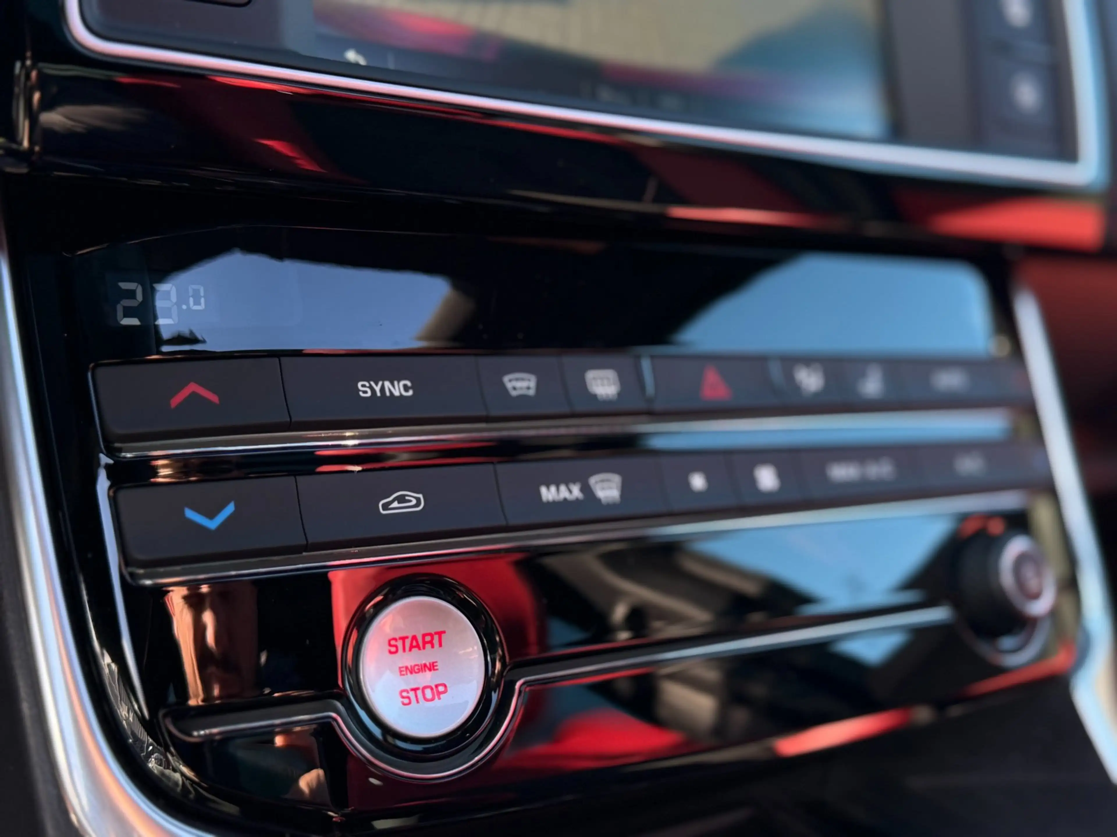 Jaguar XE 3.0 S 340PK V6 Supercharged 2016 Pano — photo 25