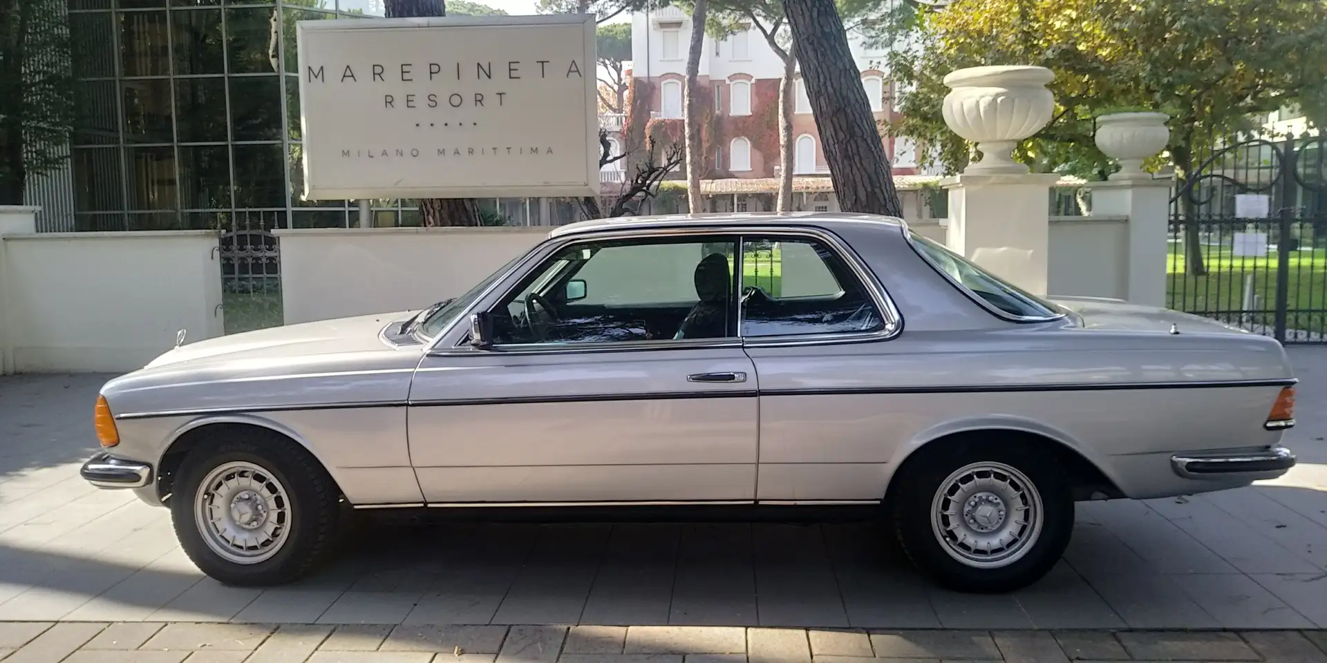 Mercedes-Benz 280 Srebrny - 1