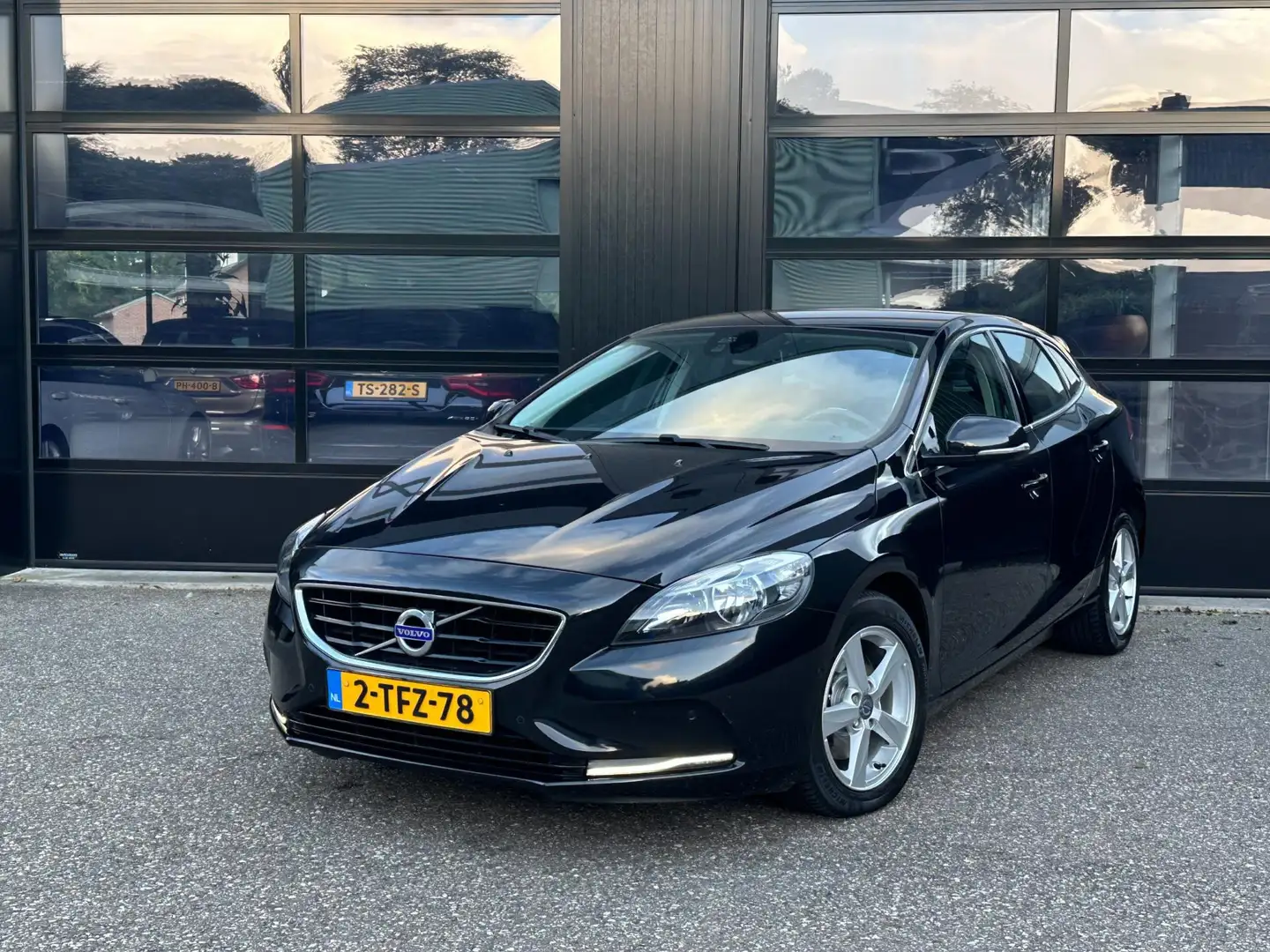Volvo V40 1.6 T4 Momentum Aut. Led Navi Cruise PDC Noir - 1