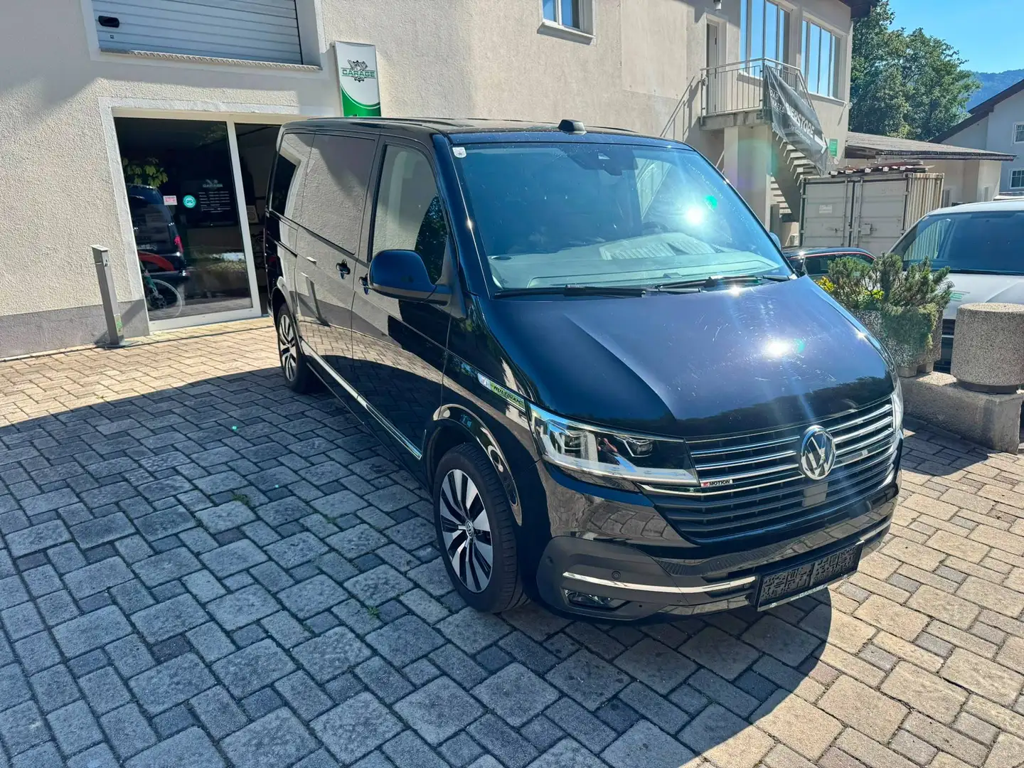 Volkswagen T6.1 Multivan Gernation Six Schwarz - 1