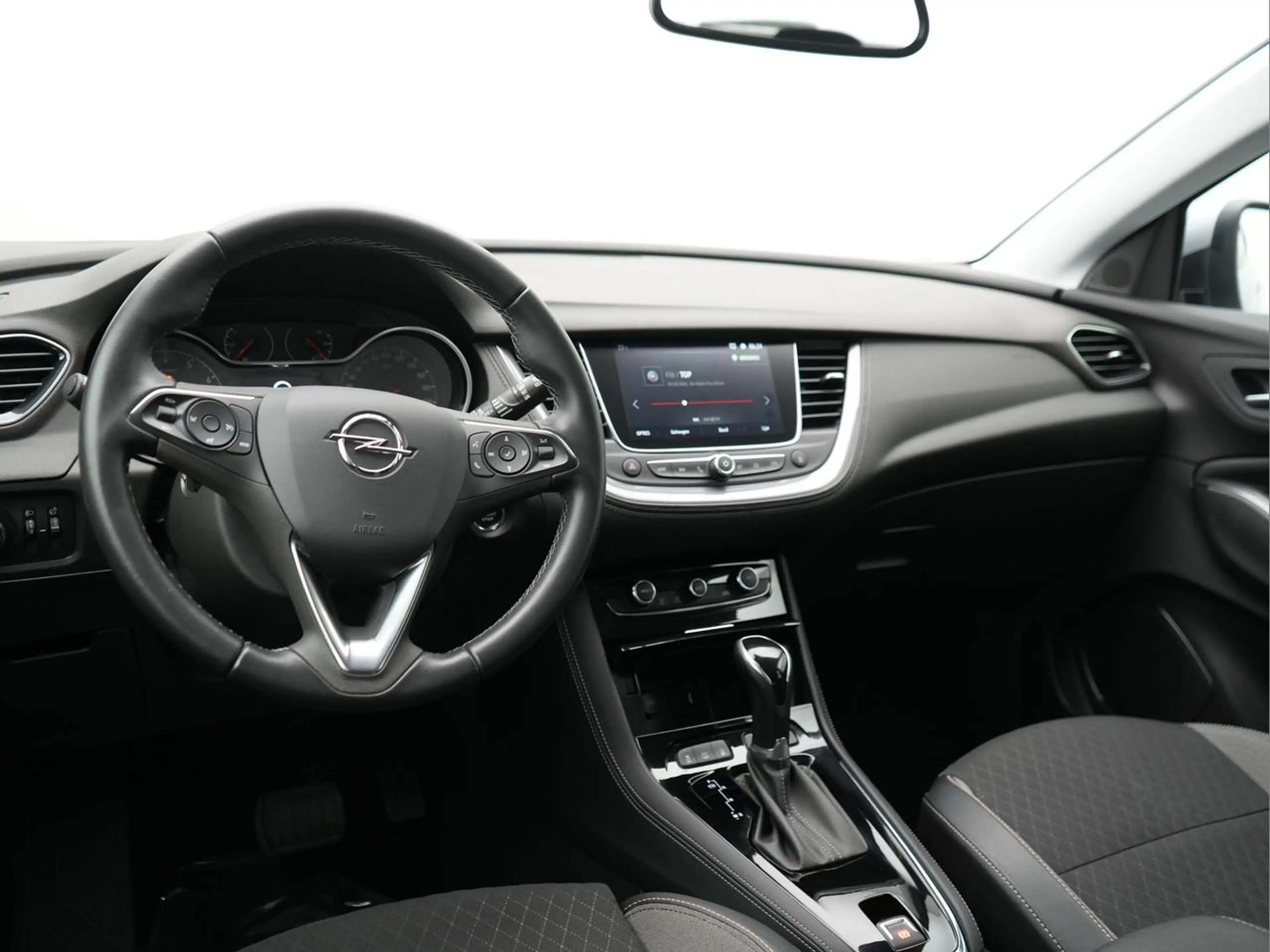 Opel Grandland X 1.2 Turbo Edition S&S — photo 11