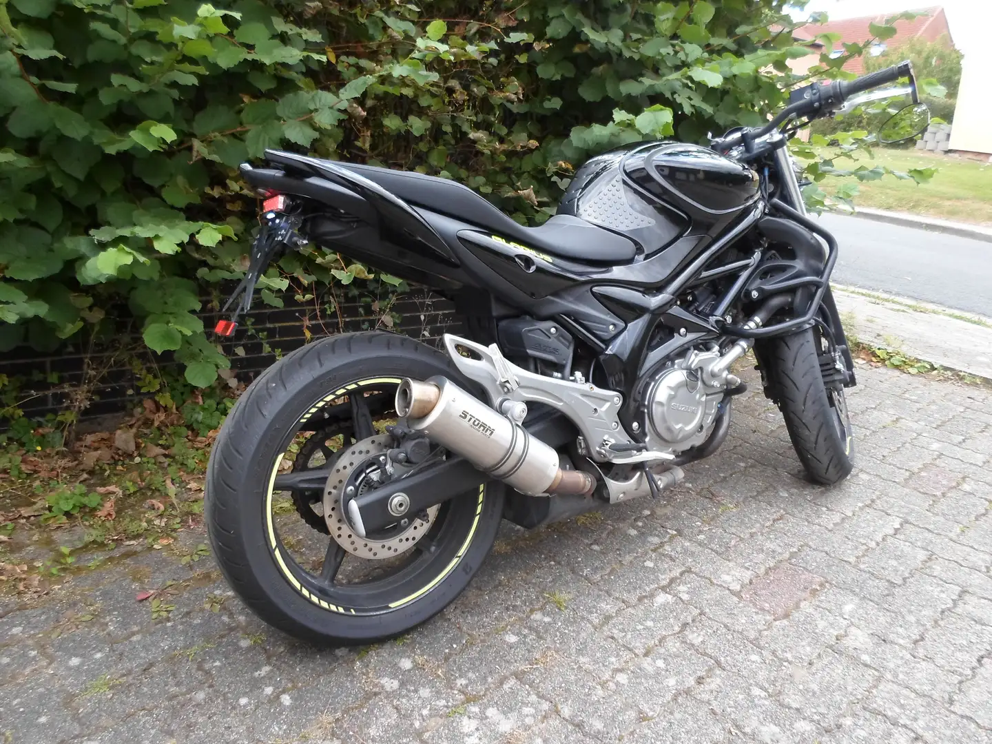 Suzuki Gladius 650 Schwarz - 2
