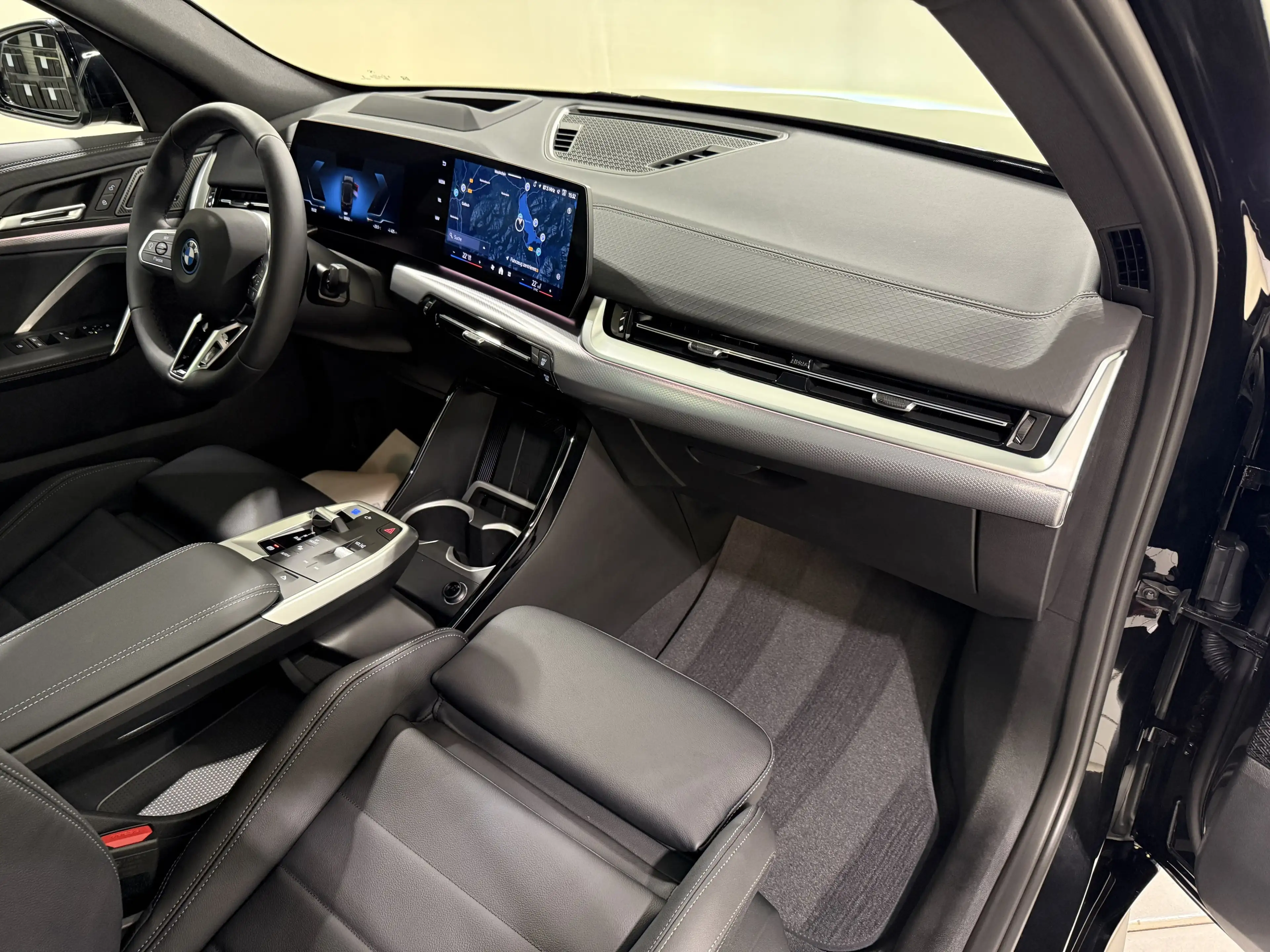 BMW iX2 xDrive30 M Sport Pro DA+ PA+ AHK HUD HK Pano — photo 10