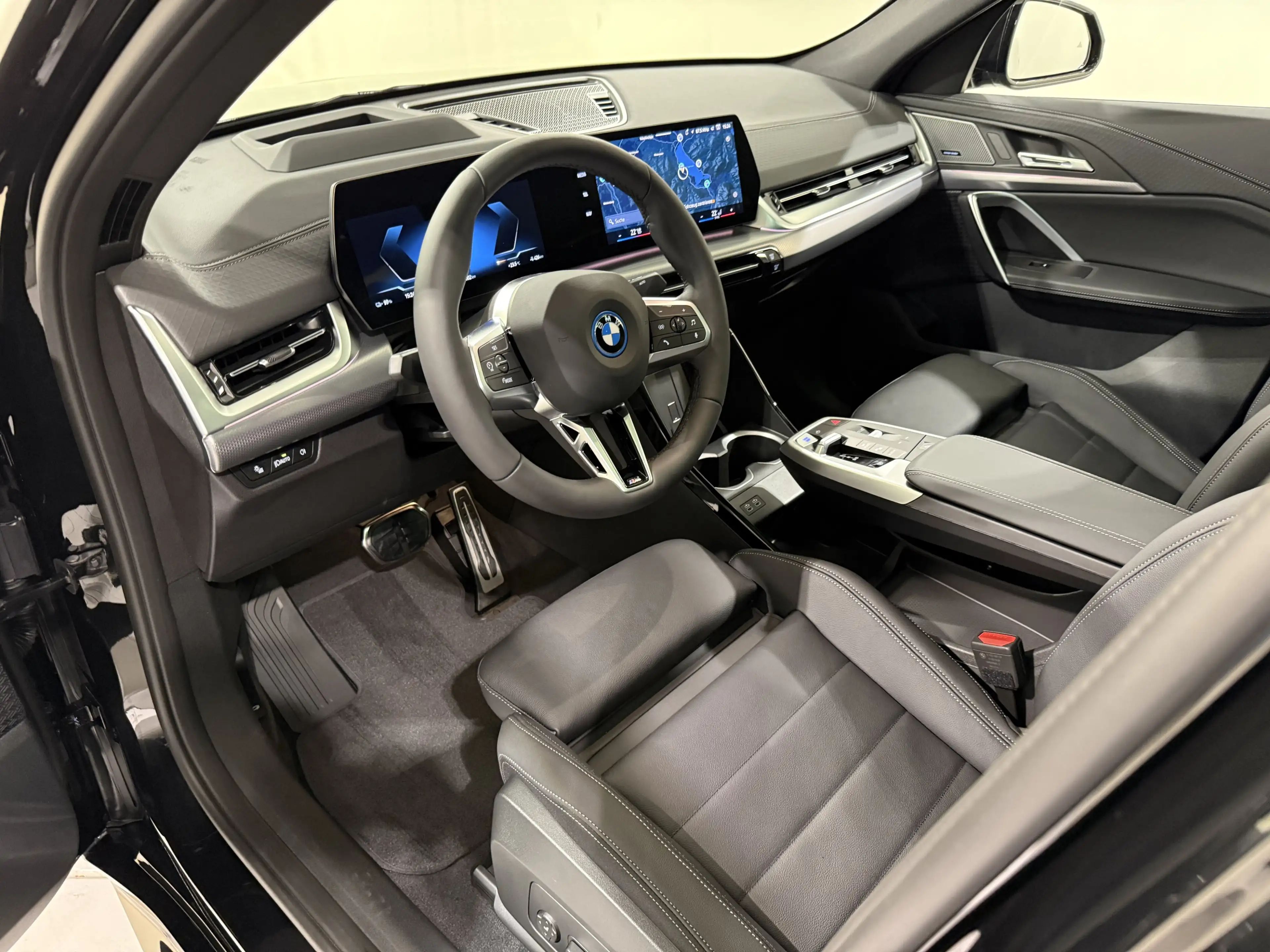 BMW iX2 xDrive30 M Sport Pro DA+ PA+ AHK HUD HK Pano — photo 9